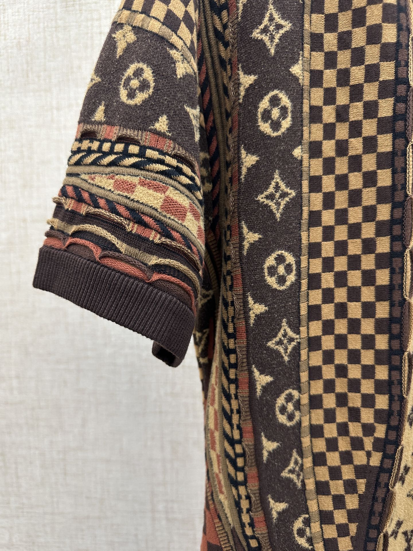 Short-sleeve shirt sleeve with multicolor monogram knit and ribbed dark cuff