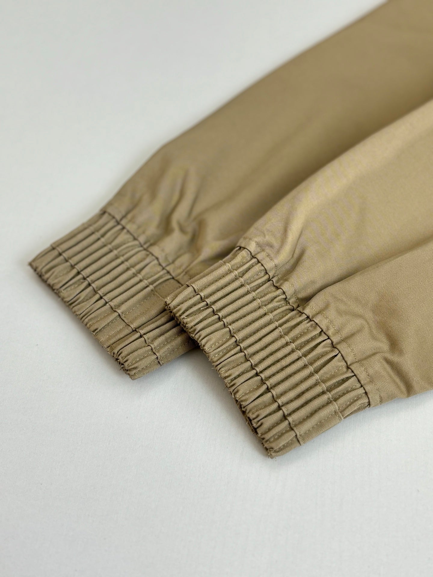 Beige long-sleeve jacket sleeve hem with ribbed elastic gathered cuff
