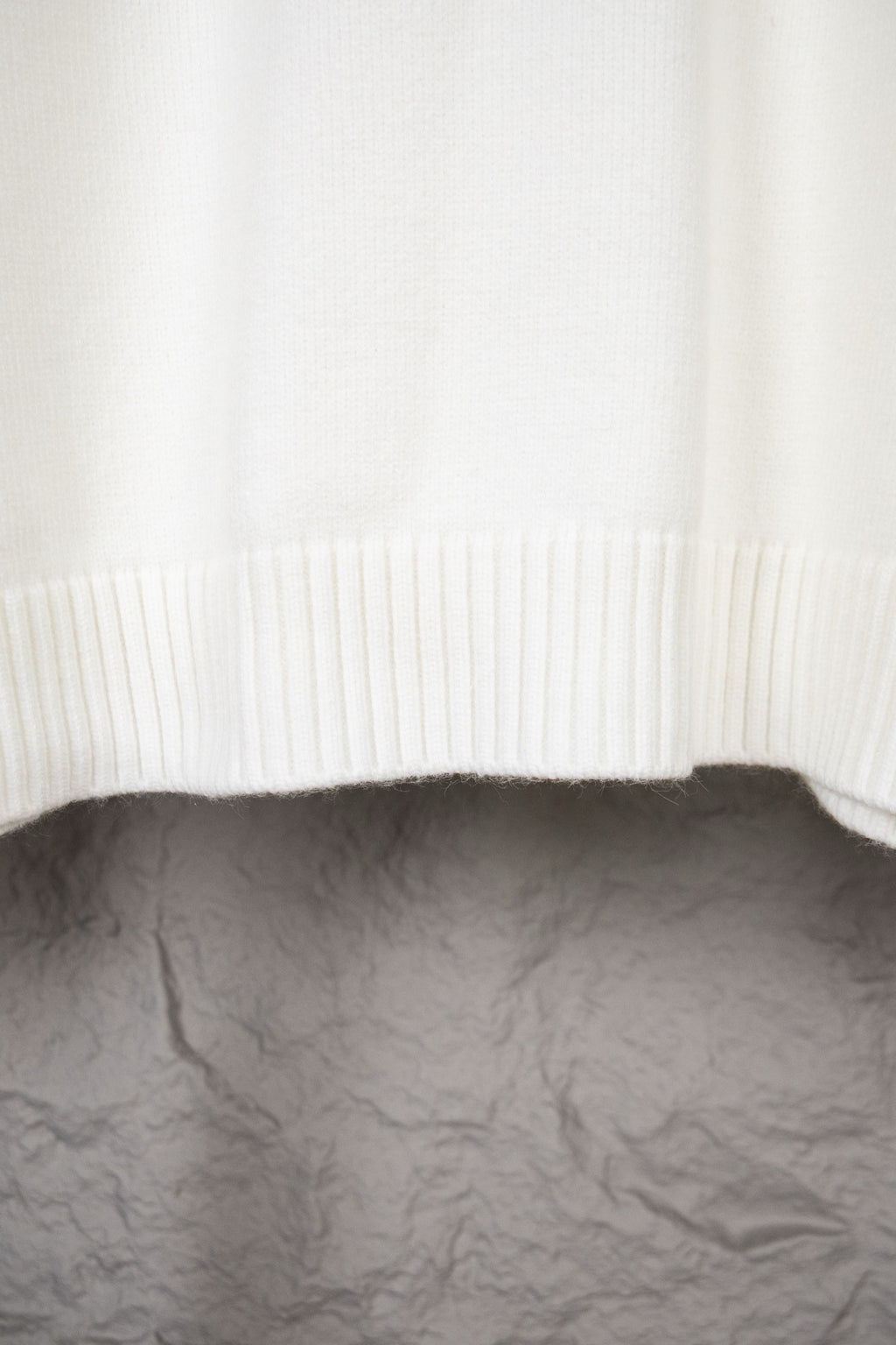 White knit sweater ribbed hem with vertical knit pattern