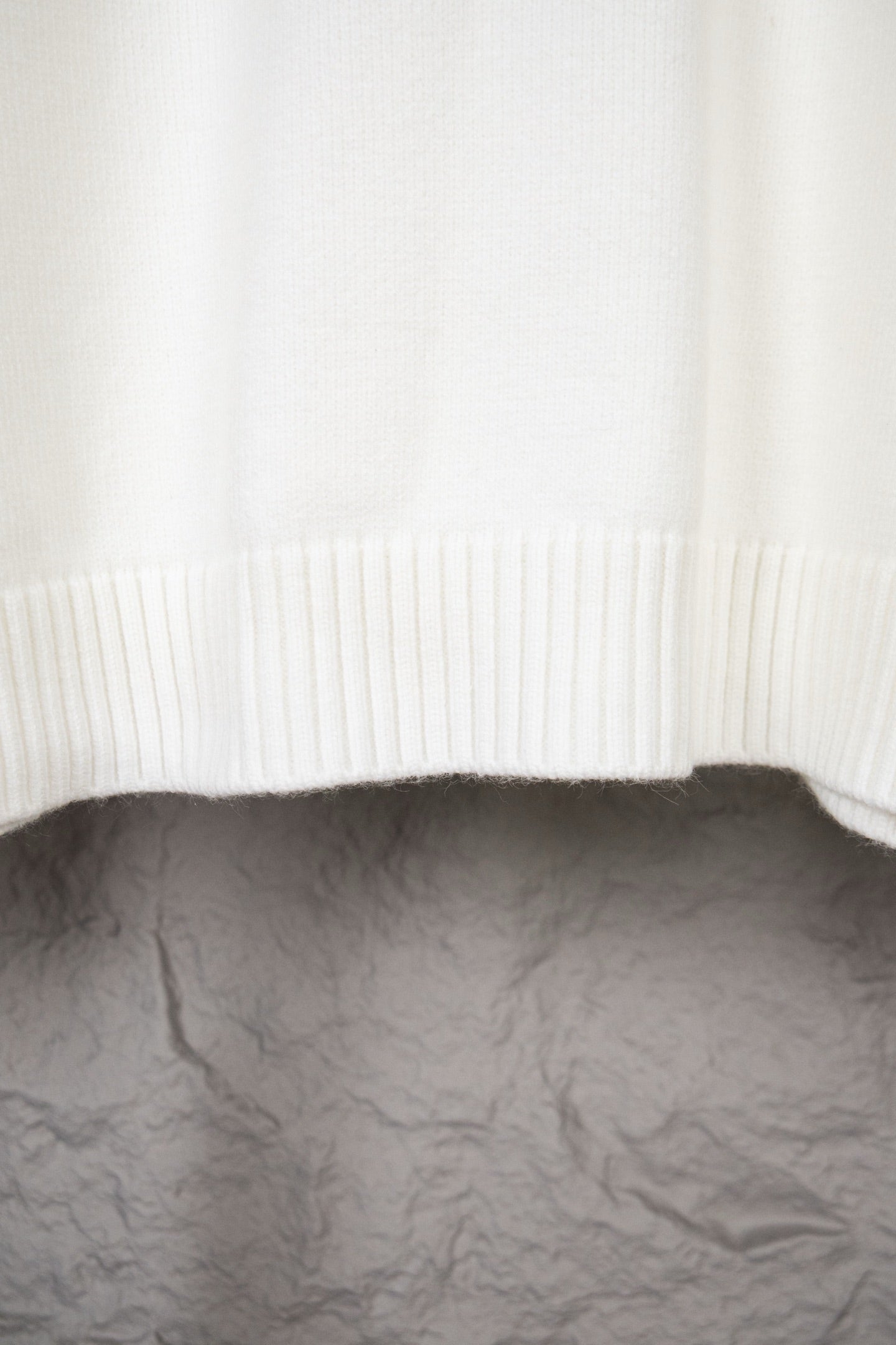 White knit sweater ribbed hem with vertical knit pattern