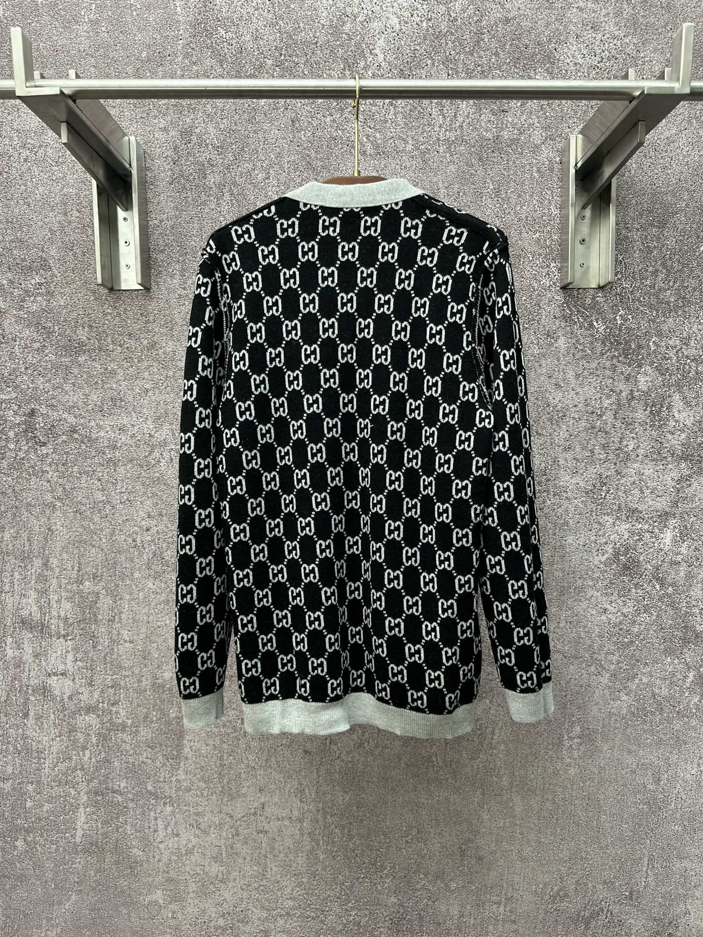 Gucci long-sleeve crewneck top with black GG monogram and light gray hem