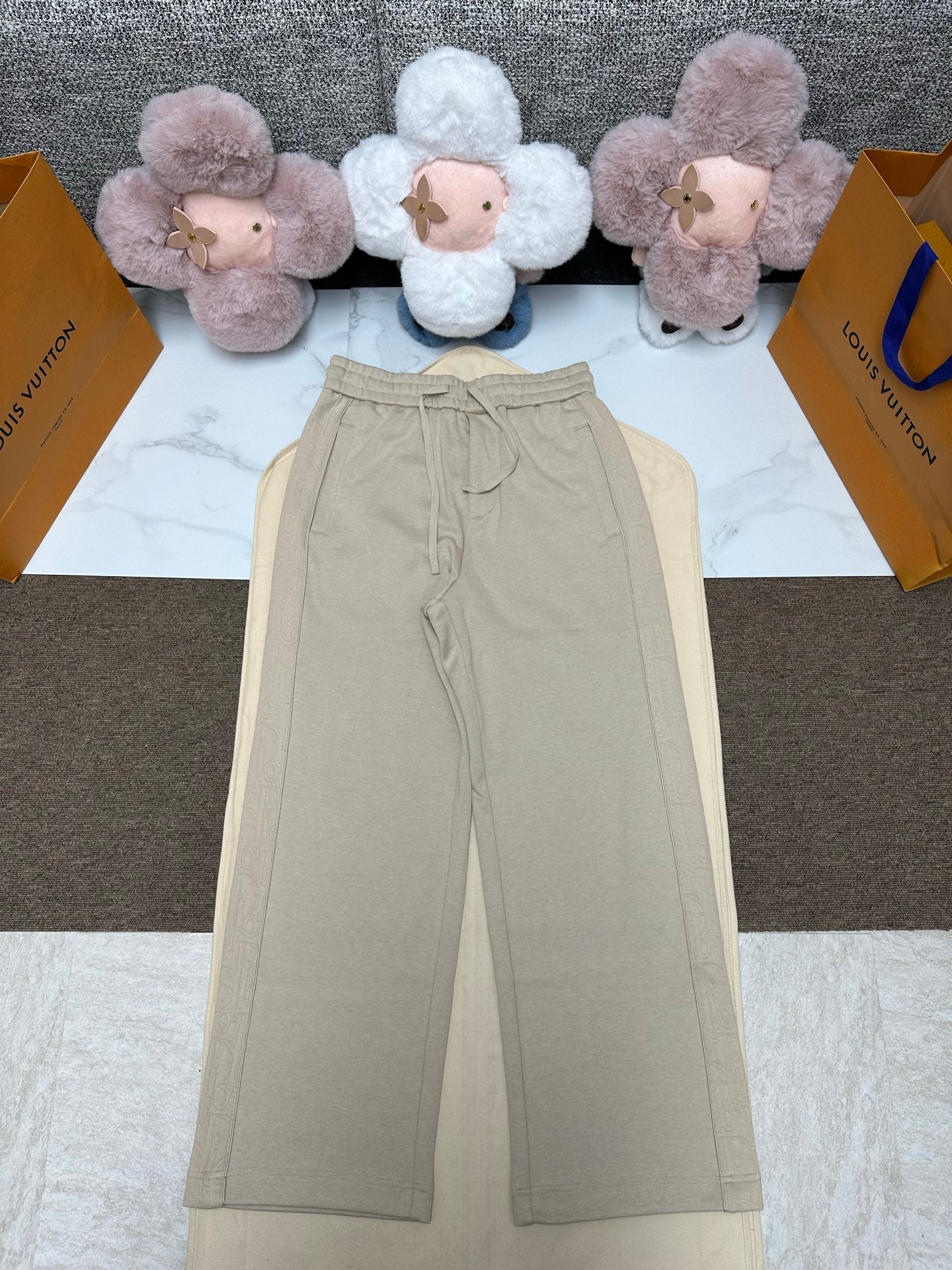 Beige pants with elastic waistband and drawstring, wide-leg fit