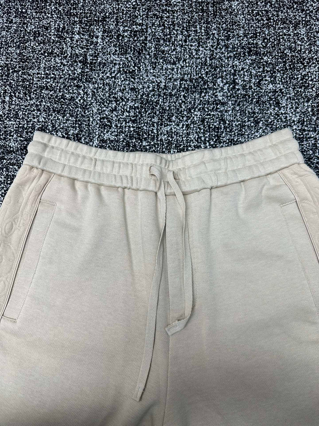 Cream pants with elastic drawstring waist and side pockets, straight fit