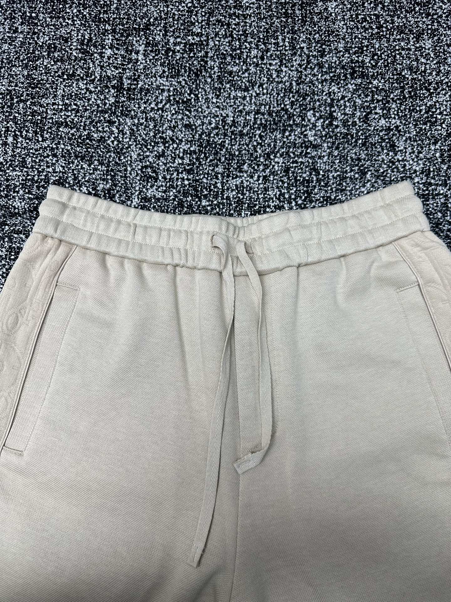 Cream pants with elastic drawstring waist and side pockets, straight fit