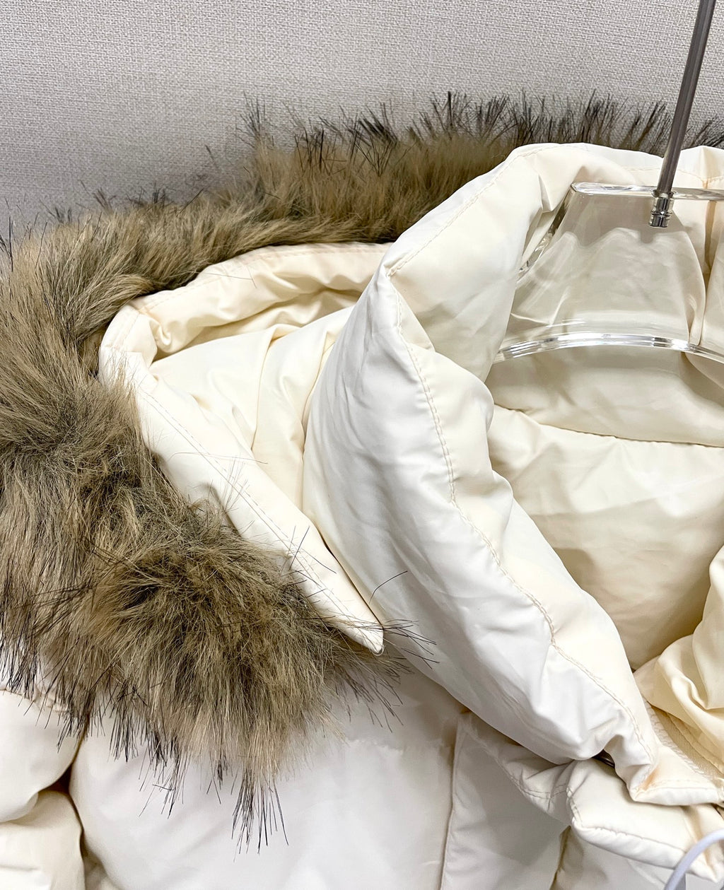 White puffer jacket with faux fur trim and quilted fabric