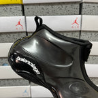 Unisex black glossy sneaker with Balenciaga text logo and lace collar