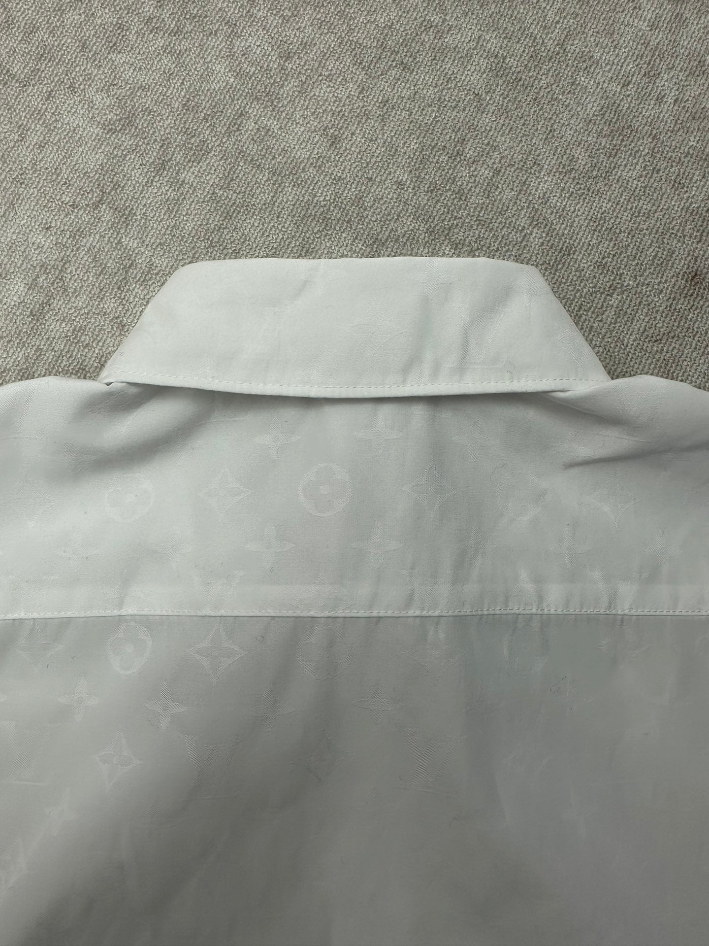 Louis Vuitton white shirt back yoke with top button and stitched collar edge