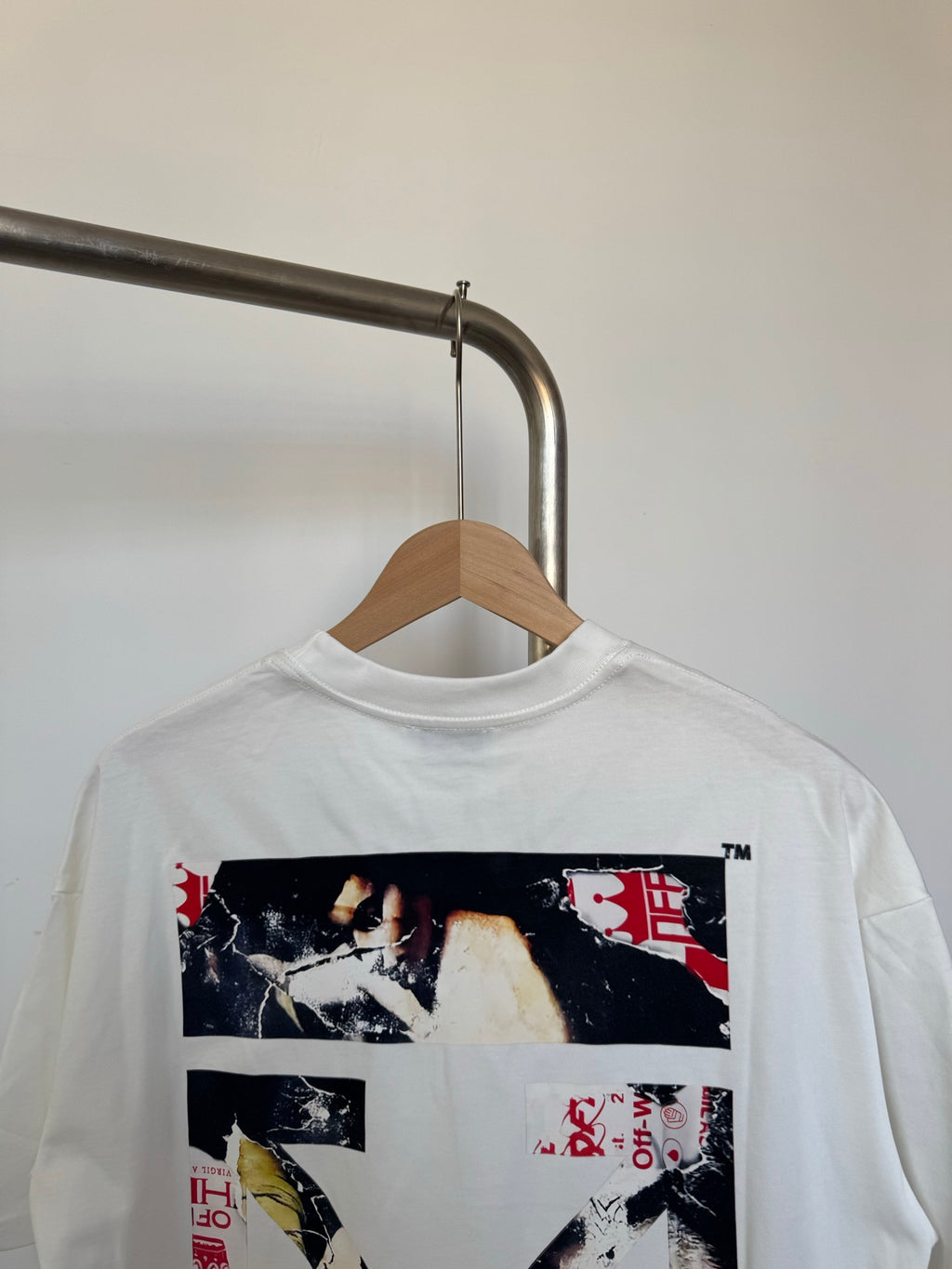 Off-White off-white T-shirt with large central chest graphic