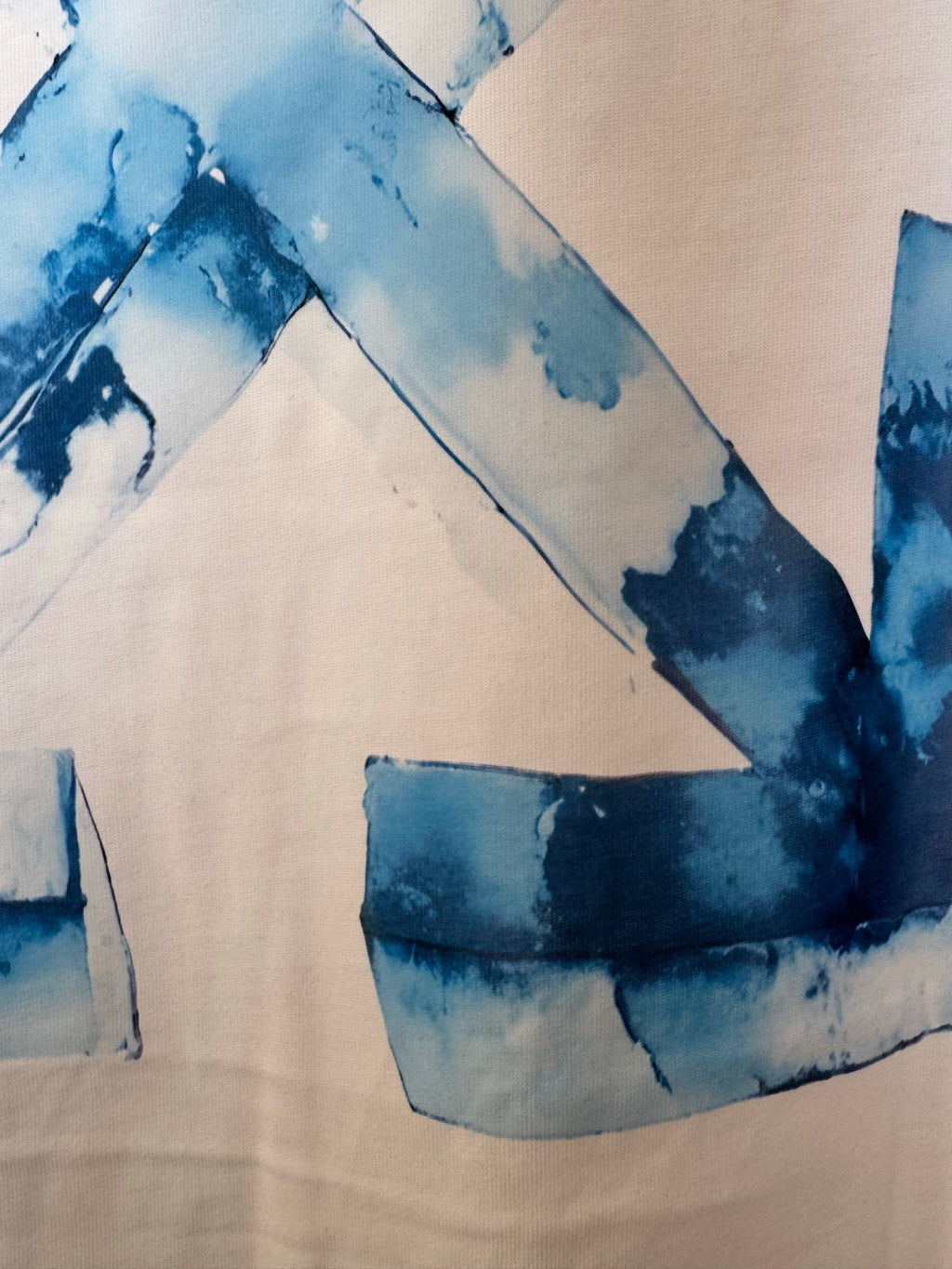 Off White T-shirt, off-white, close-up of blue back graphic print details