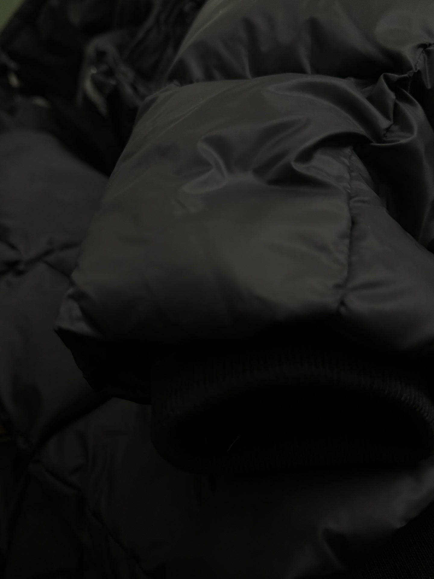 Black insulated puffer sleeve with soft inner cuff trim