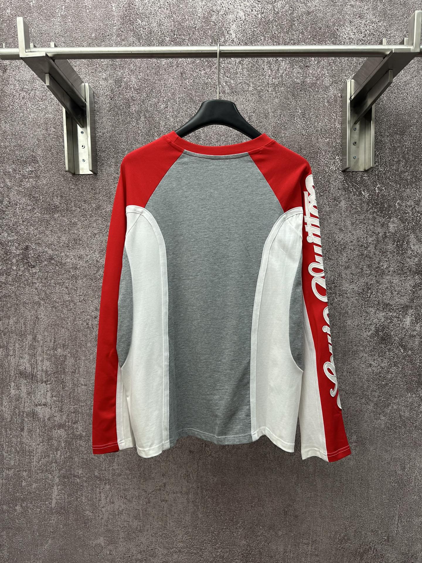 Raglan long-sleeve shirt, gray front with red sleeves and white contrast side panels