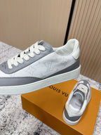 Low-top leather sneakers with white uppers and gray stripe, white laces, side logo