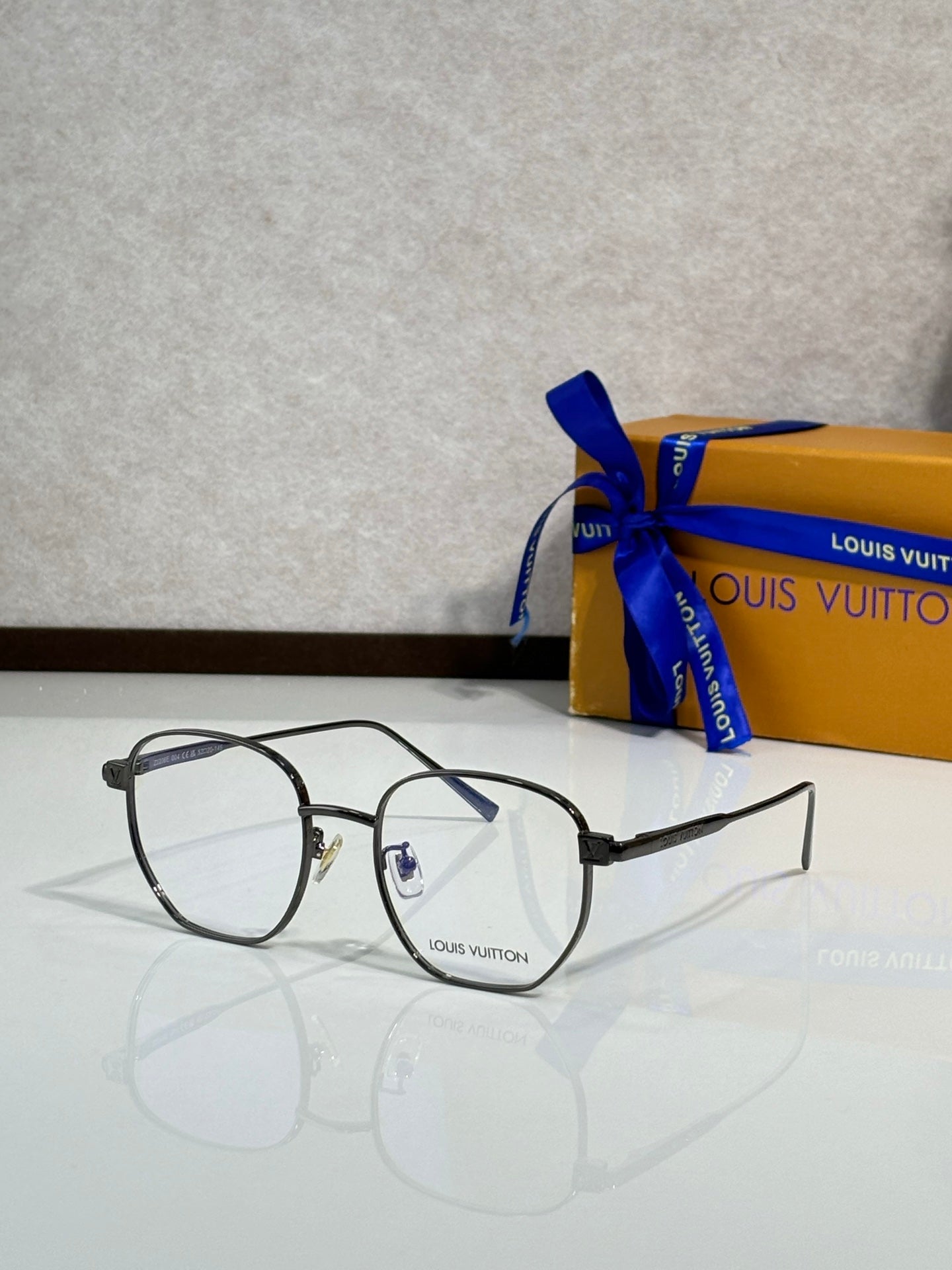 Round sunglasses with black frames and dark lenses