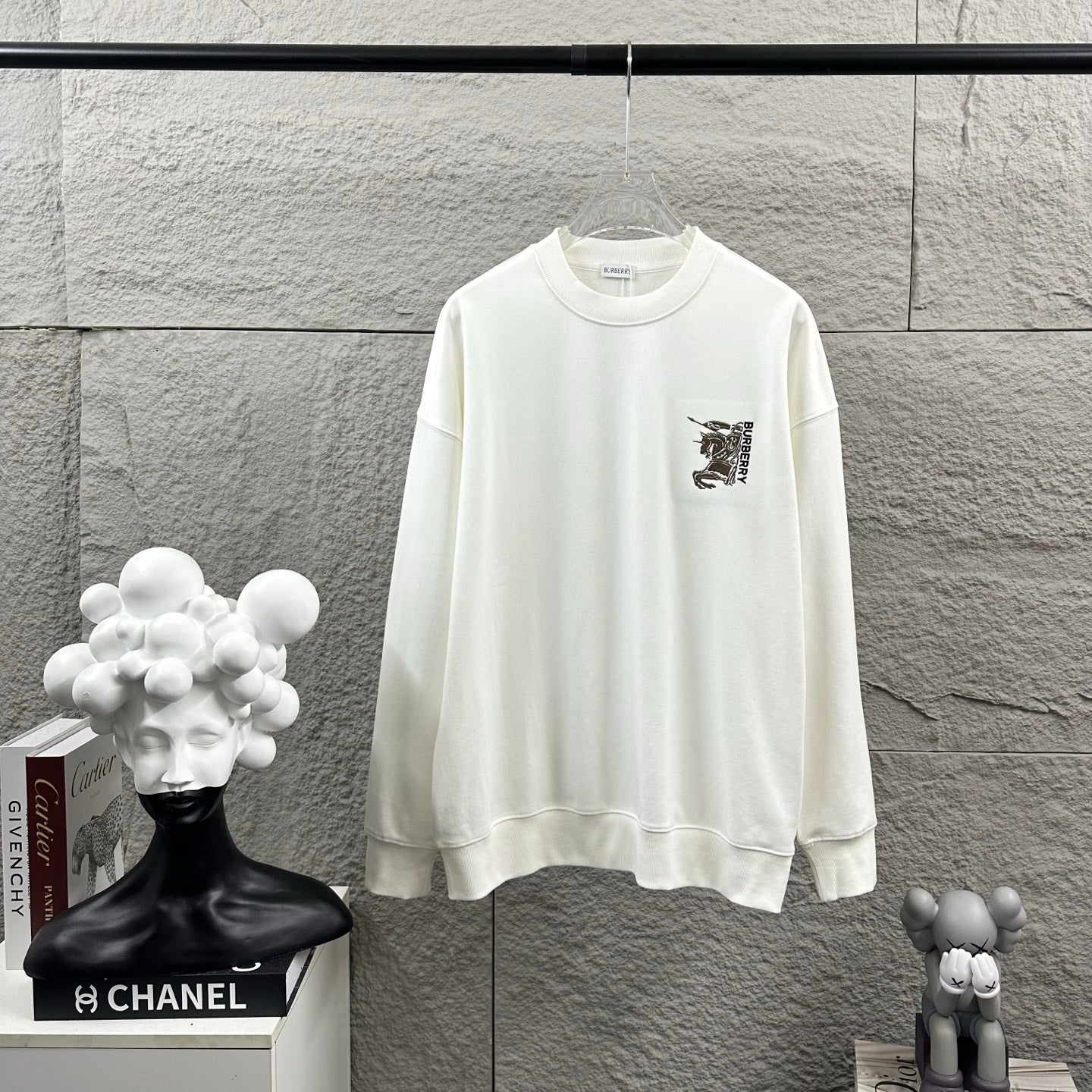 Men's Burberry white crewneck sweatshirt, long sleeves, chest logo embroidery