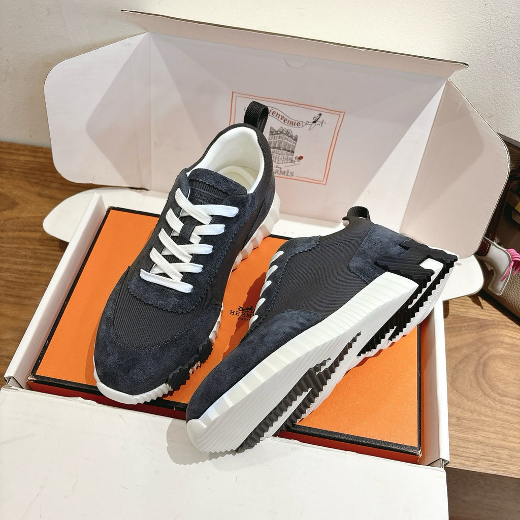 Unisex sneakers in dark fabric, white laces and chunky white sole in open box