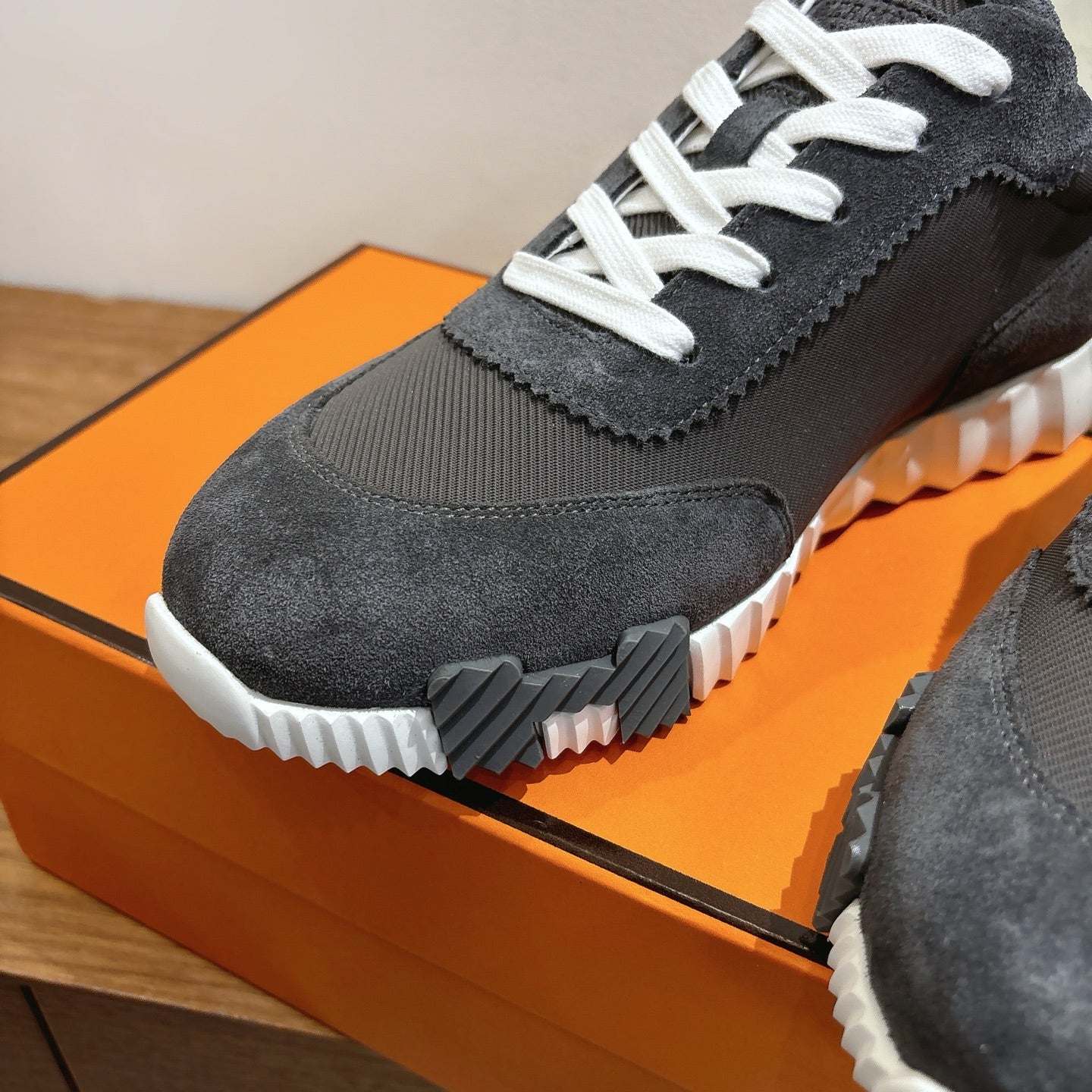 Unisex sneakers toe detail, dark suede upper, white laces and textured white outsole