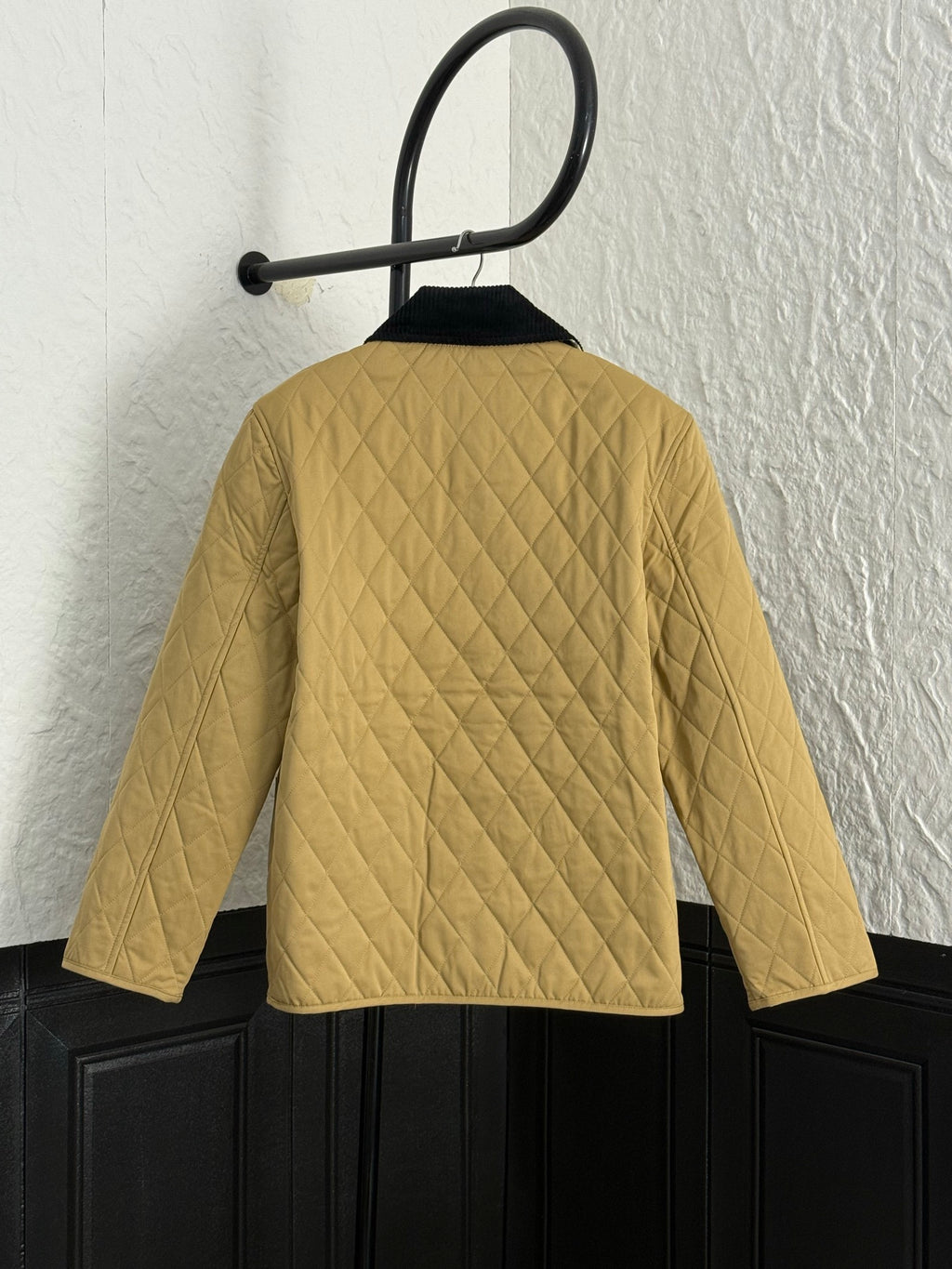 Quilted jacket with long sleeves, tan color, diamond stitching
