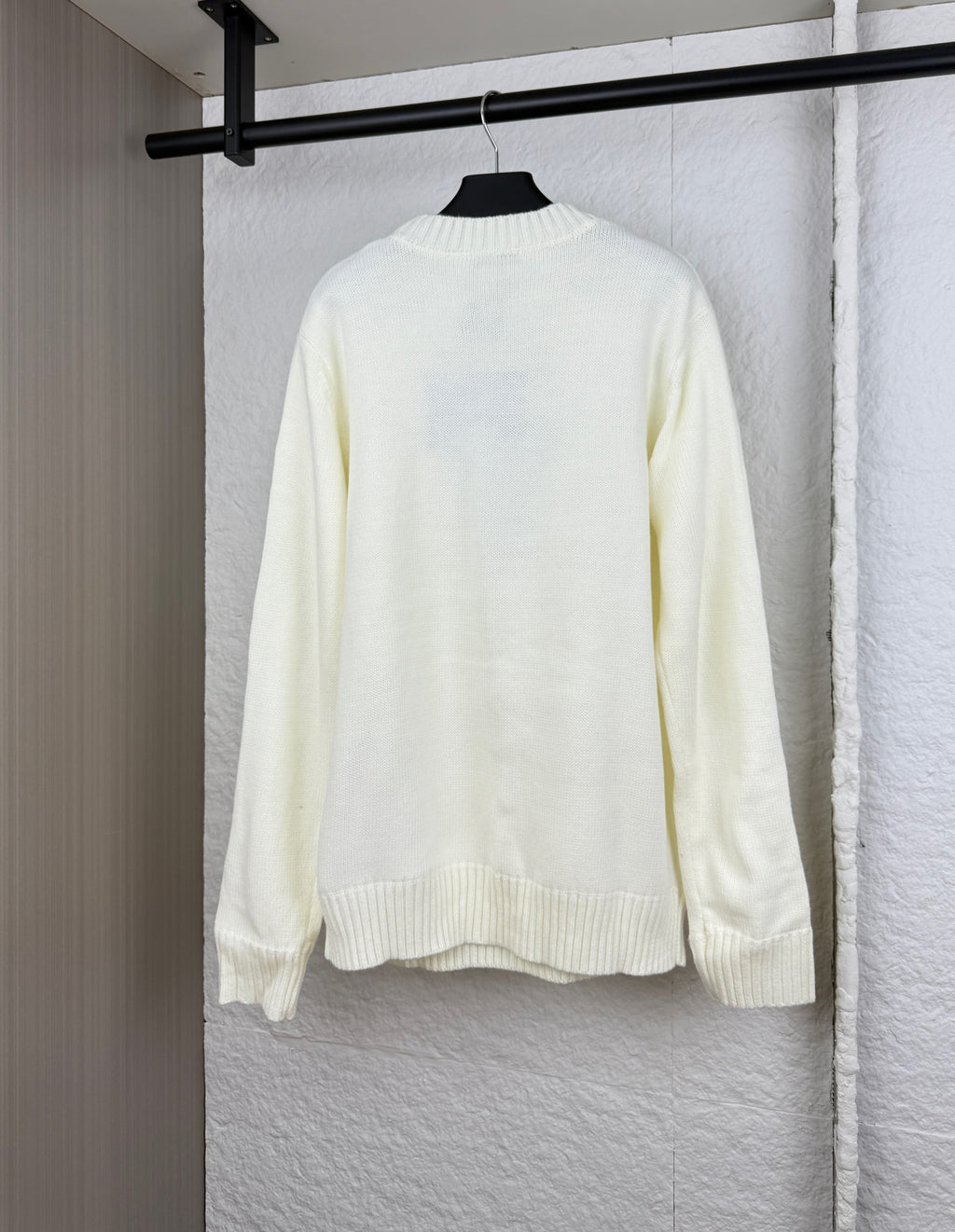 Long-sleeve knit sweater in pale yellow, crew neck with ribbed cuffs and hem