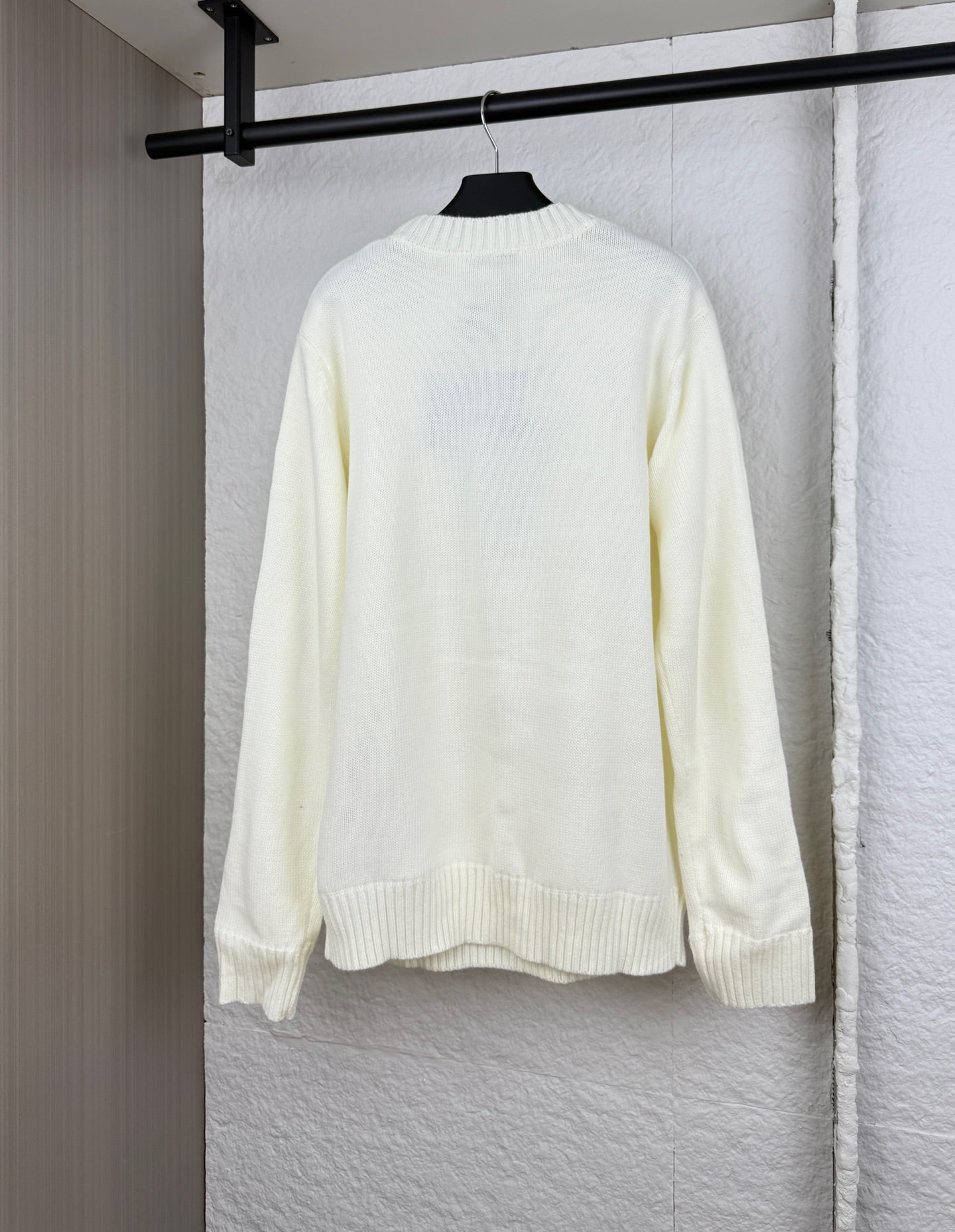 Long-sleeve knit sweater in pale yellow, crew neck with ribbed cuffs and hem