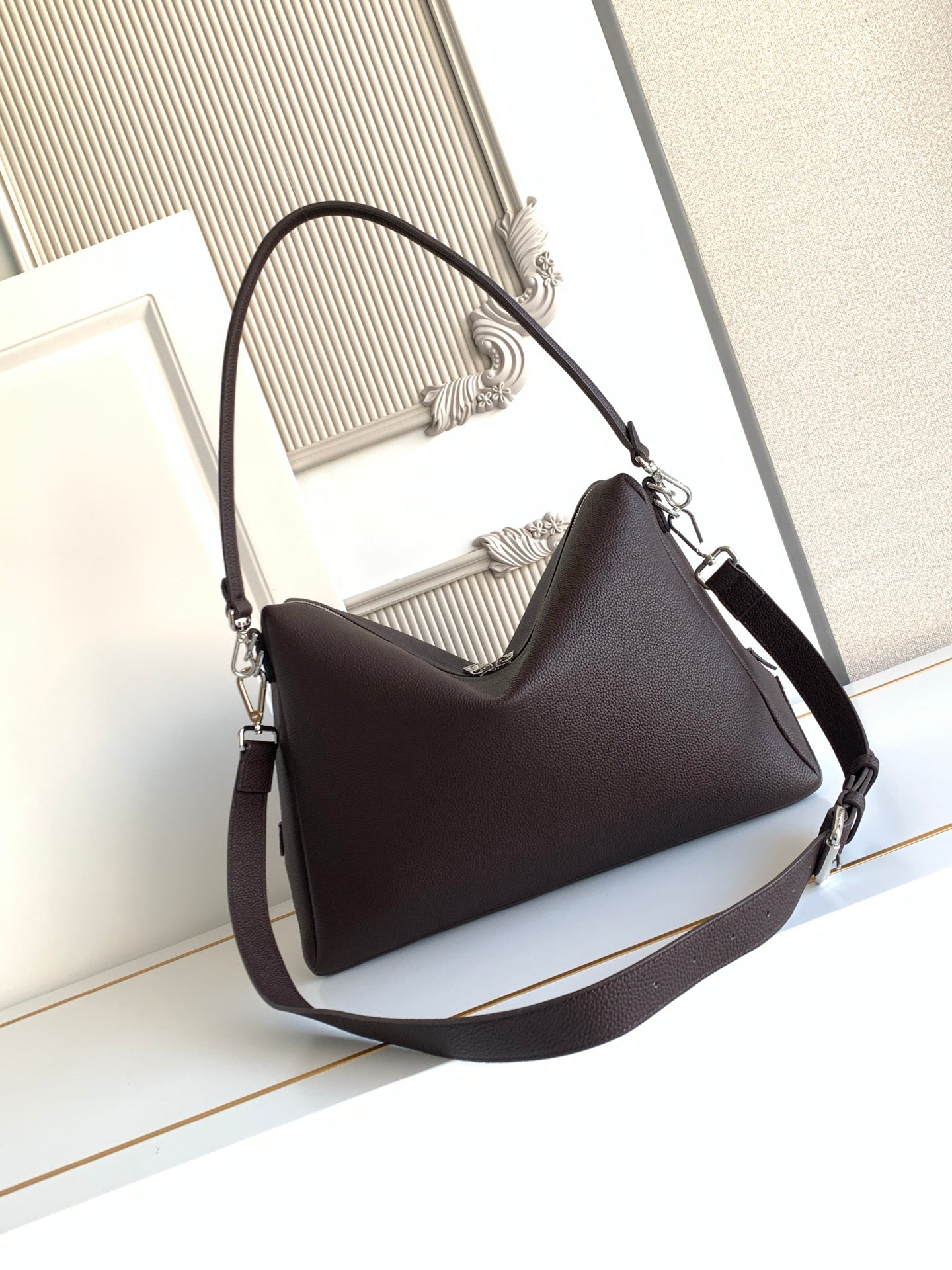 Fendi shoulder bag in dark brown pebbled leather, adjustable strap and zipper