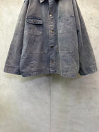 Long denim jacket with four flap pockets and dark blue-gray wash, button front
