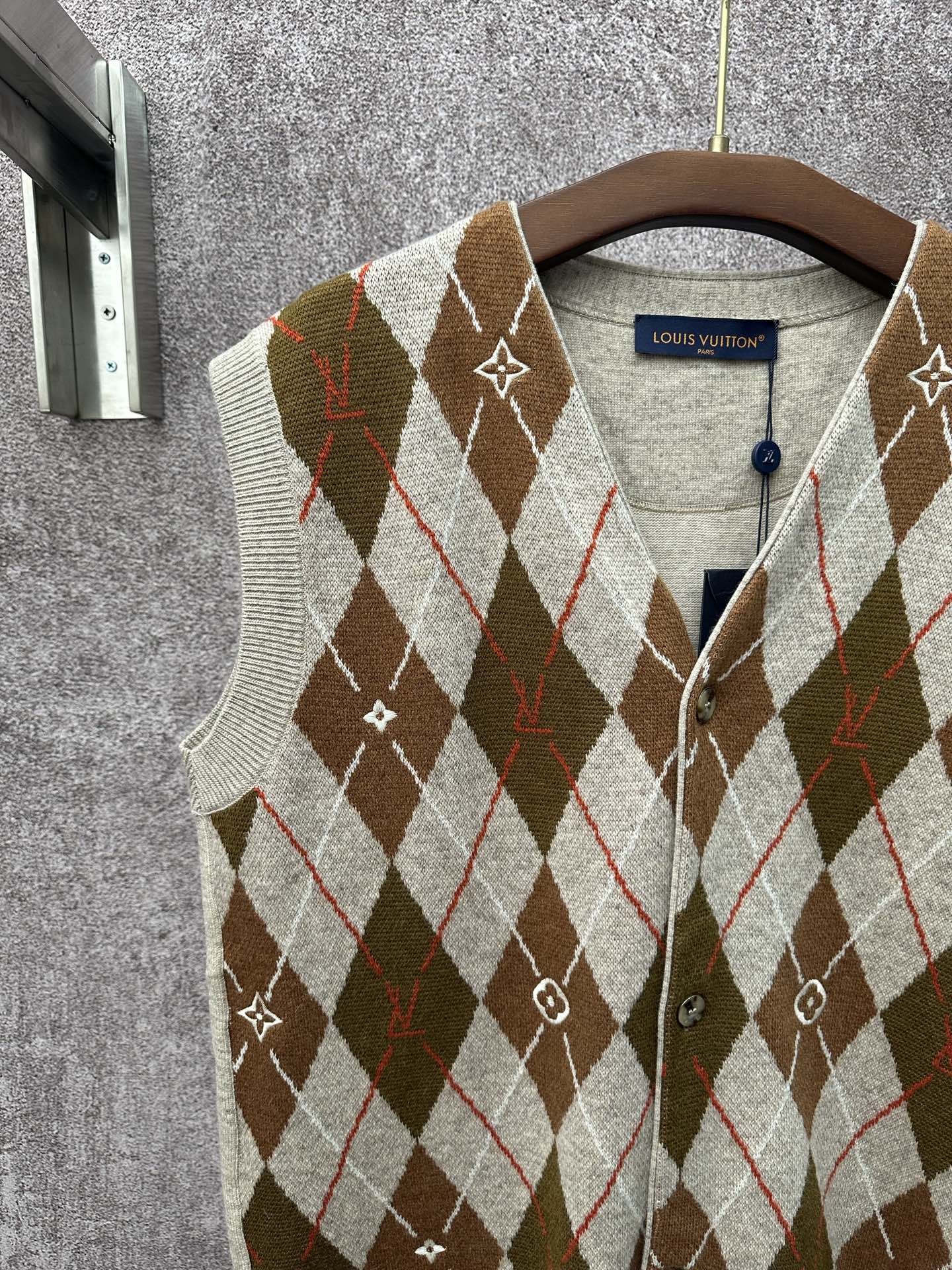 Louis Vuitton argyle sleeveless sweater vest, V-neck with brown-red diamonds