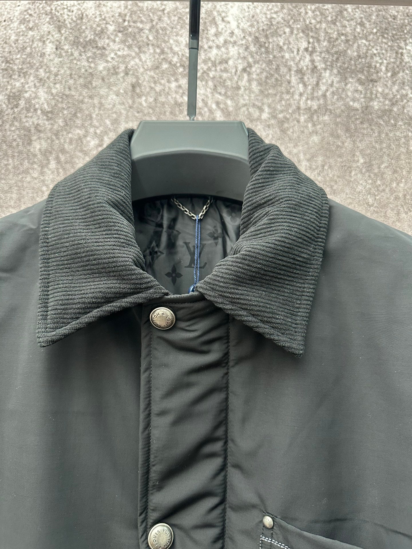 Long puffer jacket neckline, dark green ribbed collar and metal button trim