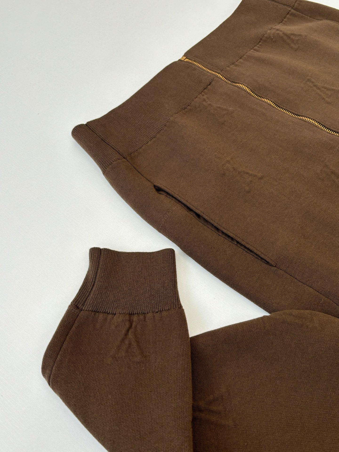 Brown zip-up jacket sleeves and hem with ribbed cuffs and side seam stitching