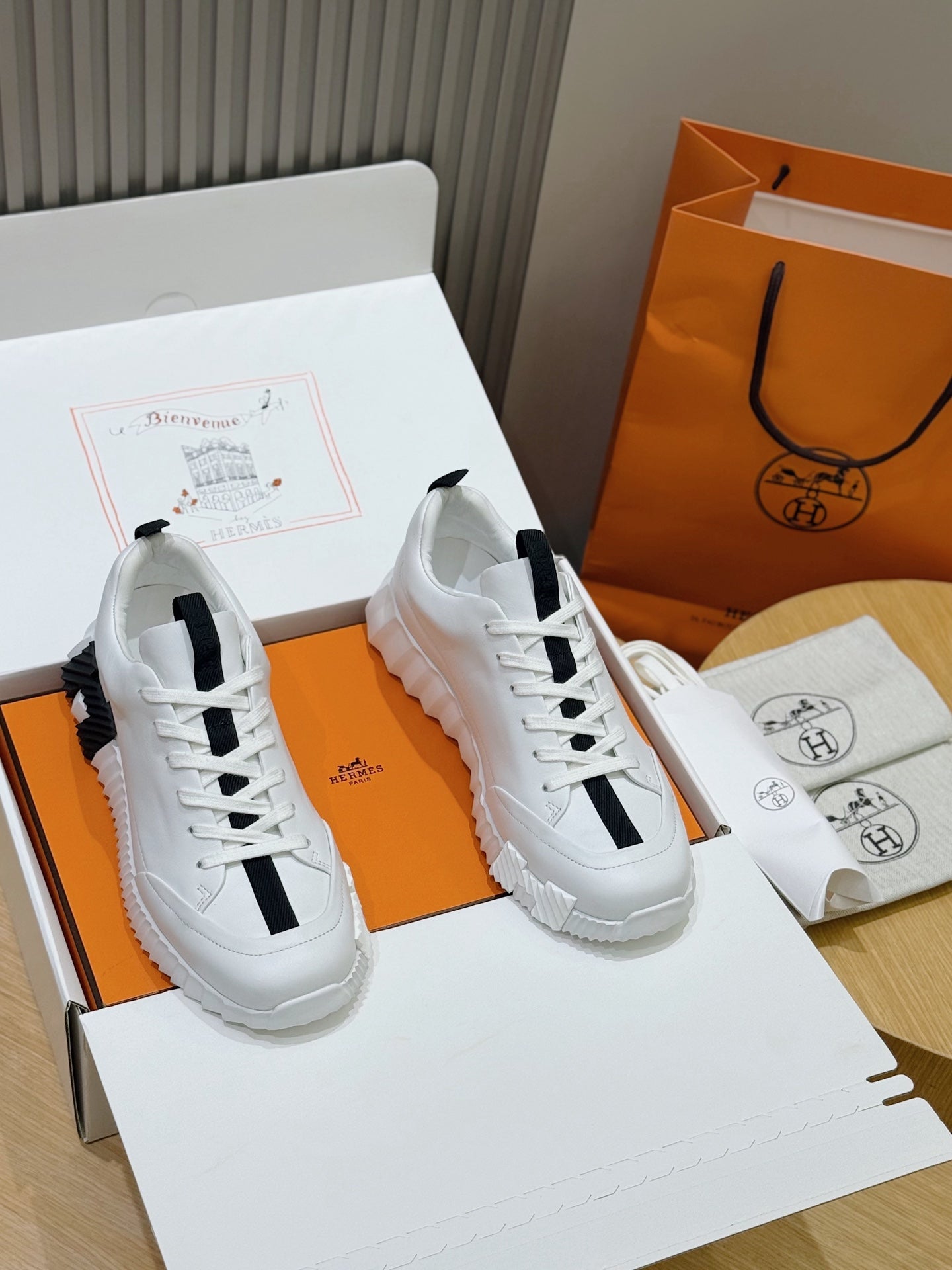 Unisex white sneakers with black stripe and lace-up design, chunky sole