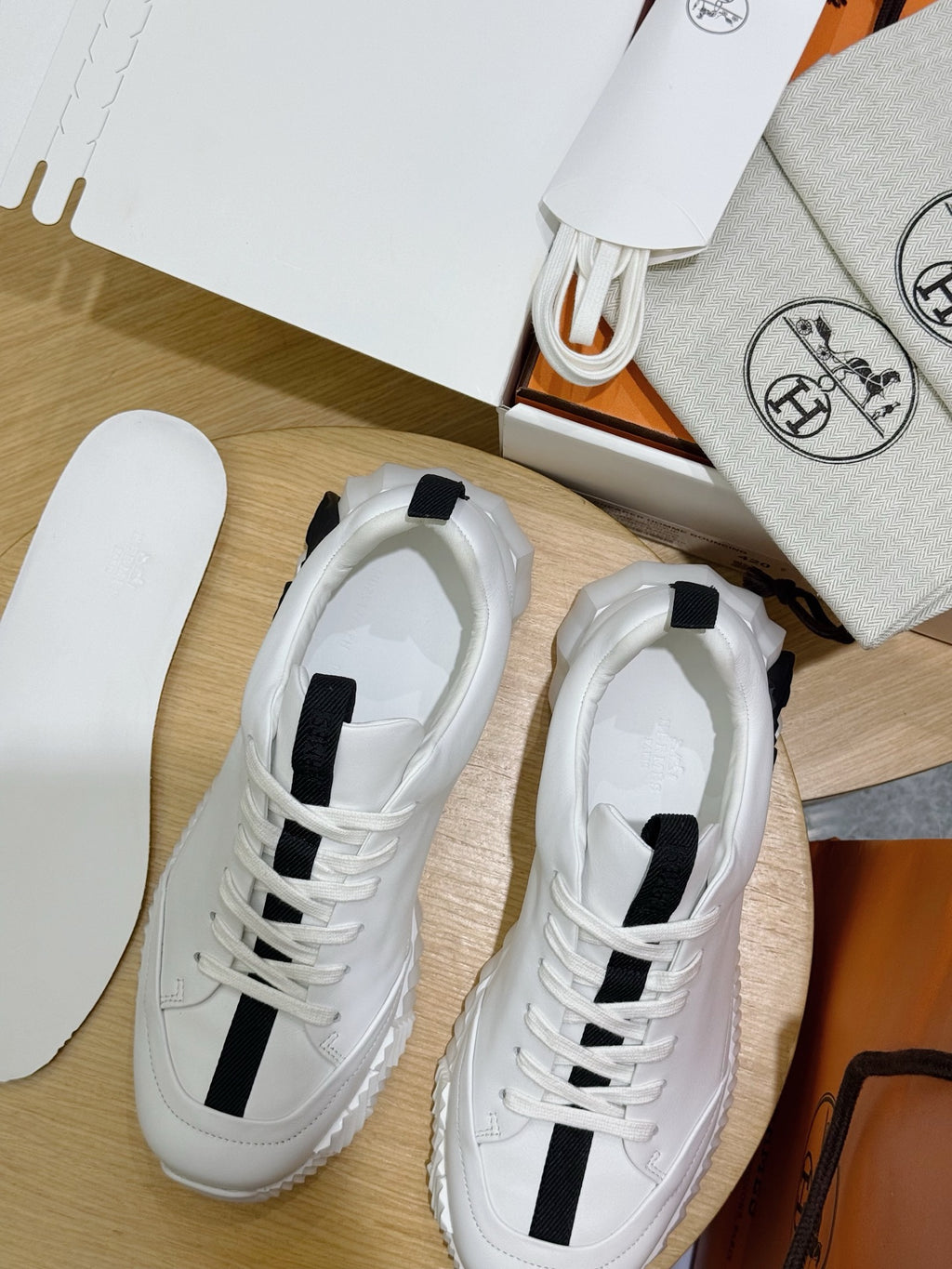 Unisex white sneakers with black stripe, toe and collar detail, lace-up
