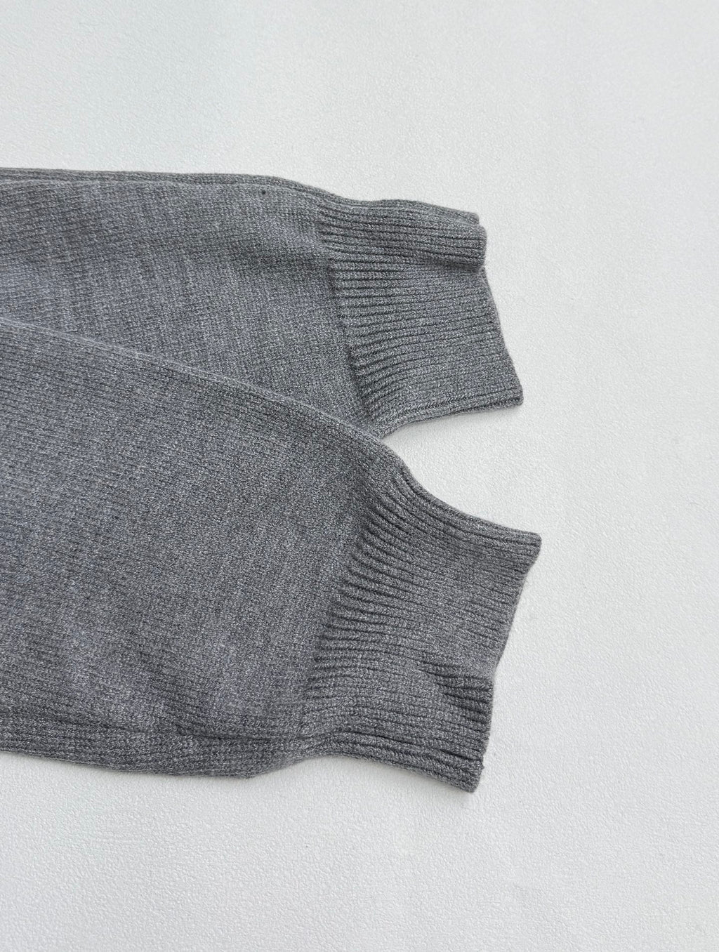 Gucci knit sweater sleeve cuff with ribbed knit in gray