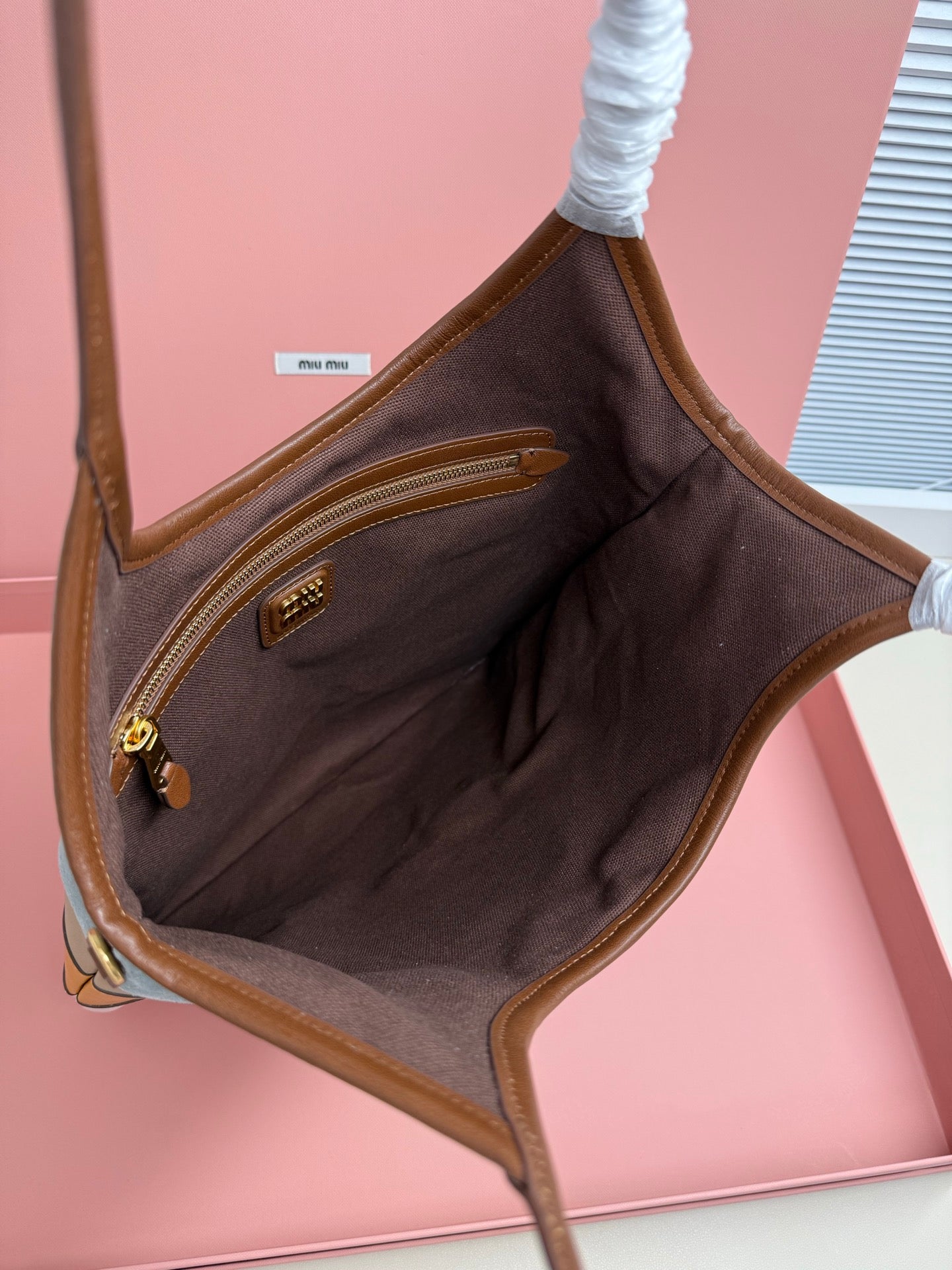 Patchwork tote bag open top with zip pocket lining, brown interior