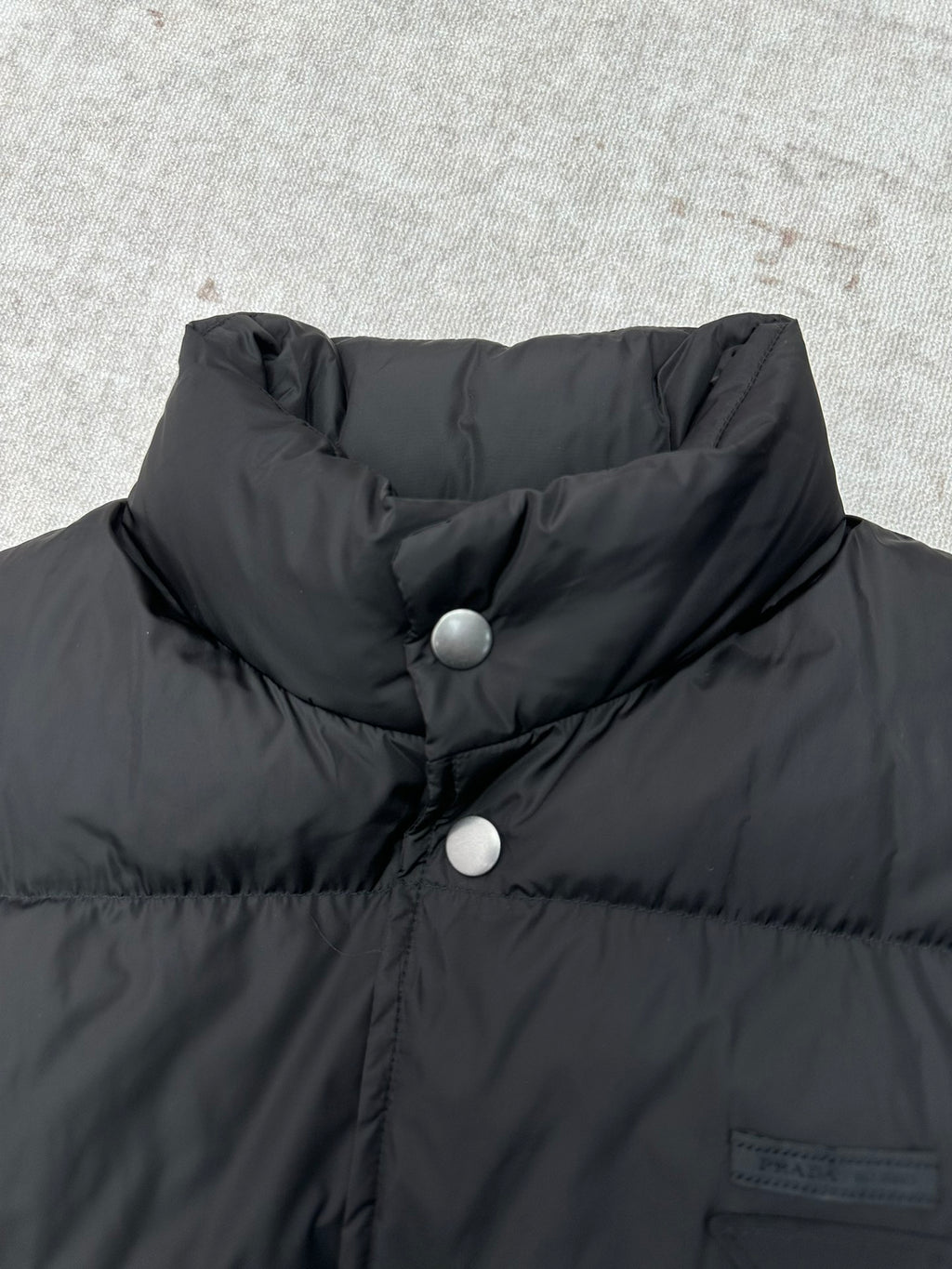 Black sleeveless puffer vest collar with snap buttons