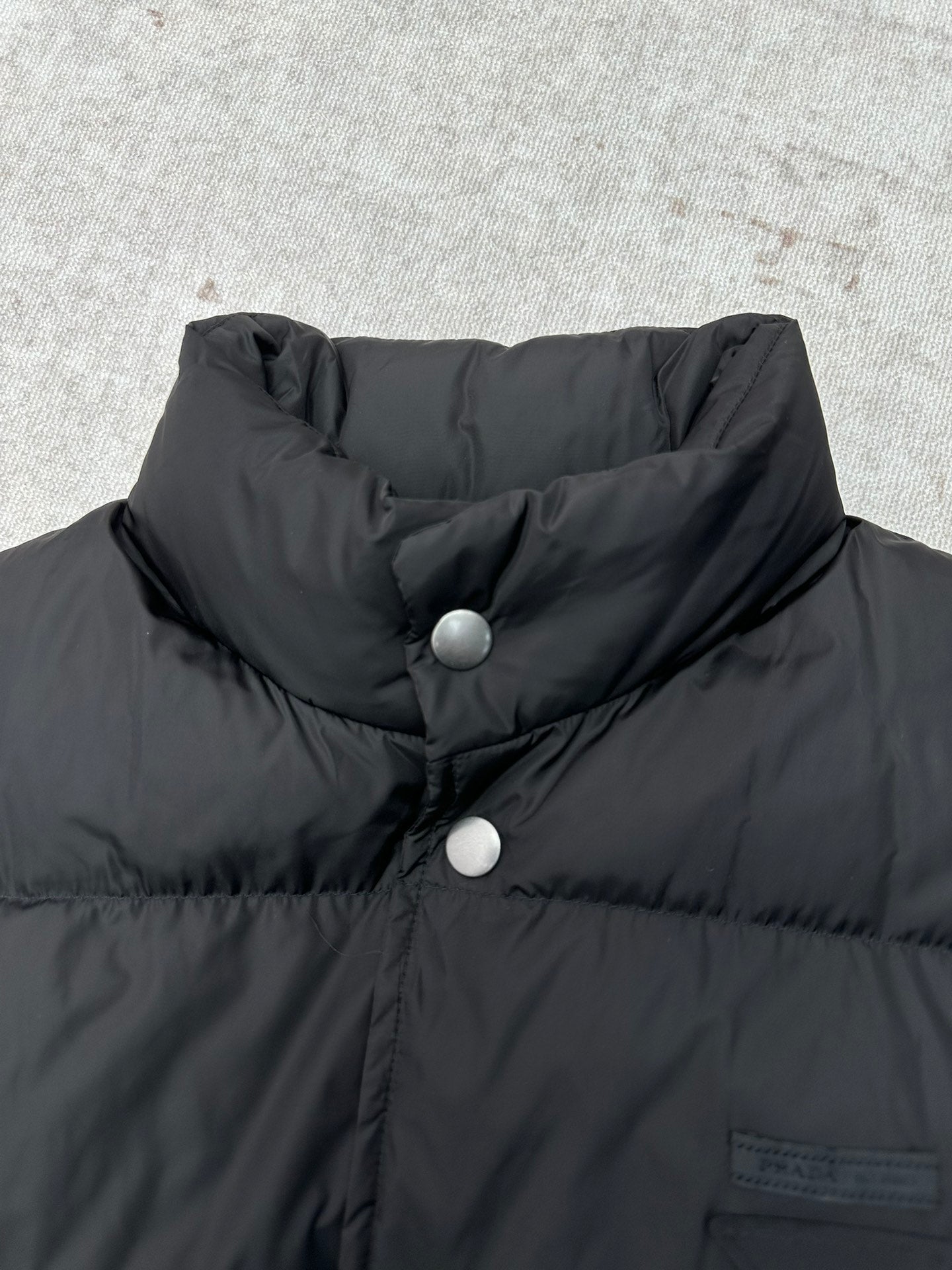 Black sleeveless puffer vest collar with snap buttons