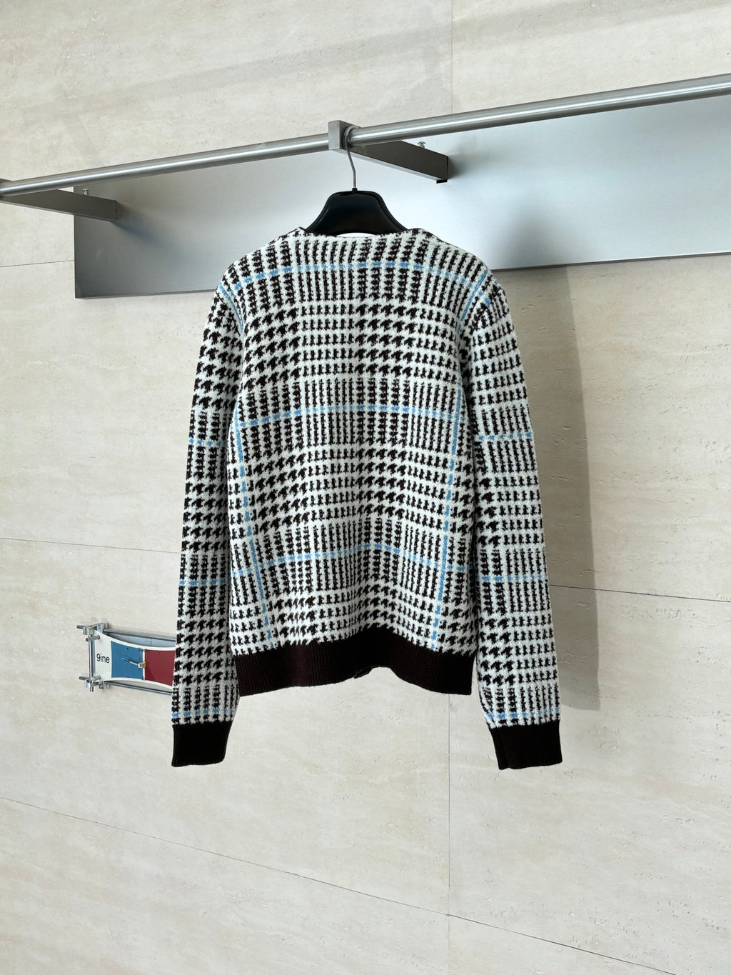 Long-sleeve knit cardigan in black-and-white check with V-neck and ribbed cuffs