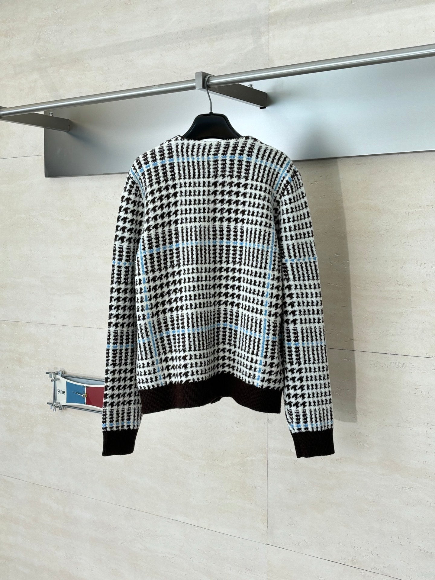 Long-sleeve knit cardigan in black-and-white check with V-neck and ribbed cuffs