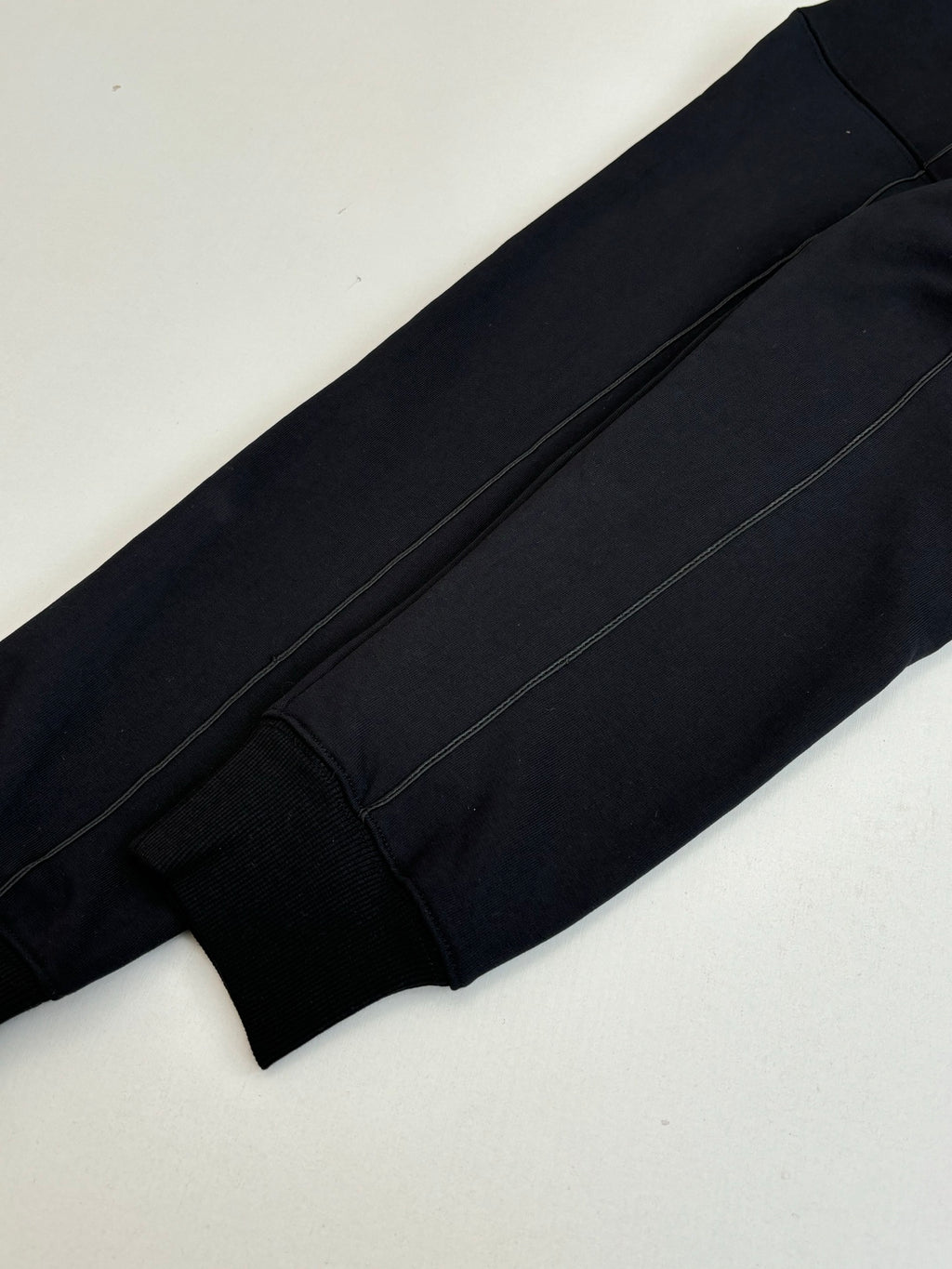 Long-sleeve sweatshirt with ribbed cuff and dark hem seam