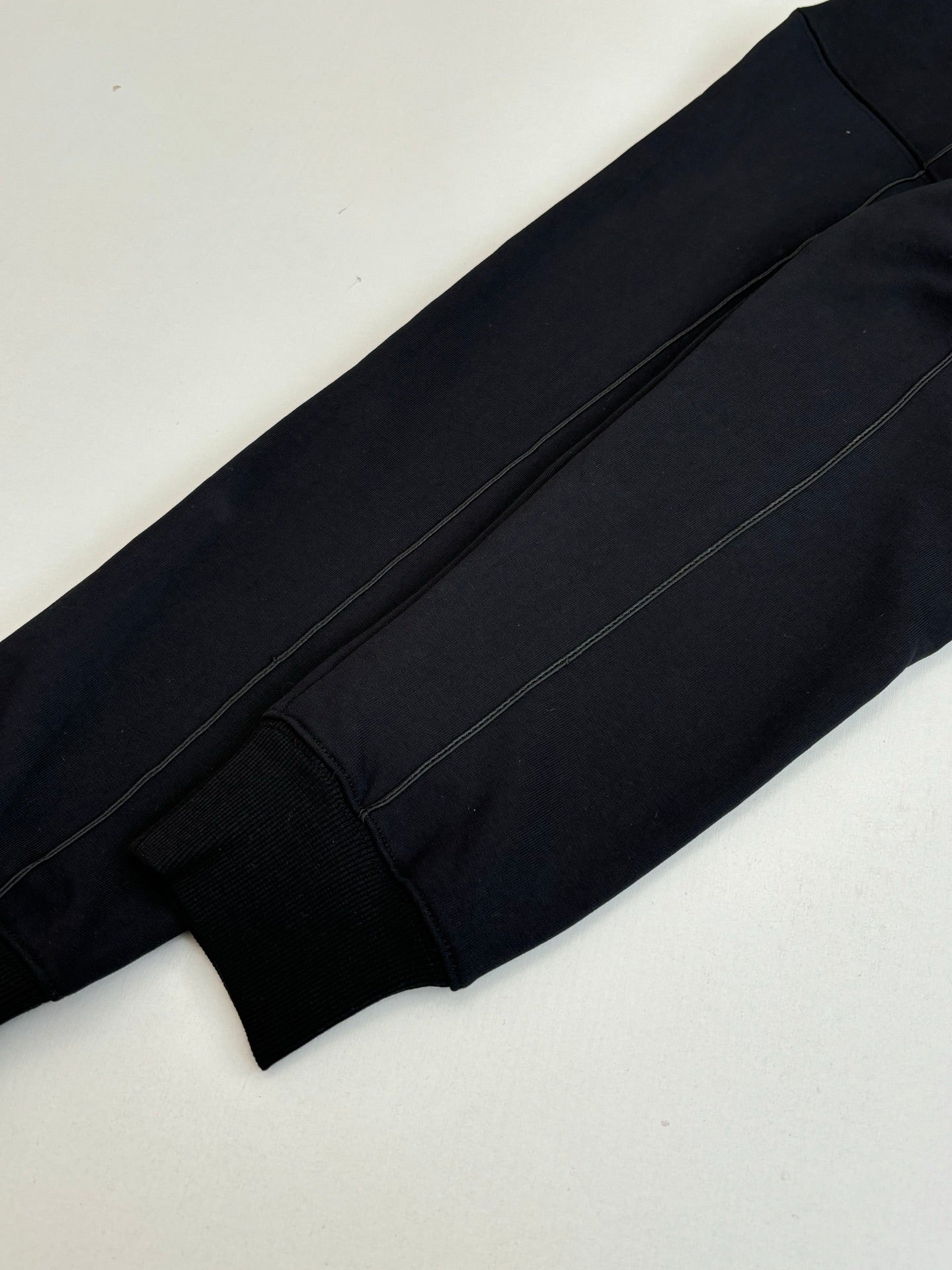 Long-sleeve sweatshirt with ribbed cuff and dark hem seam