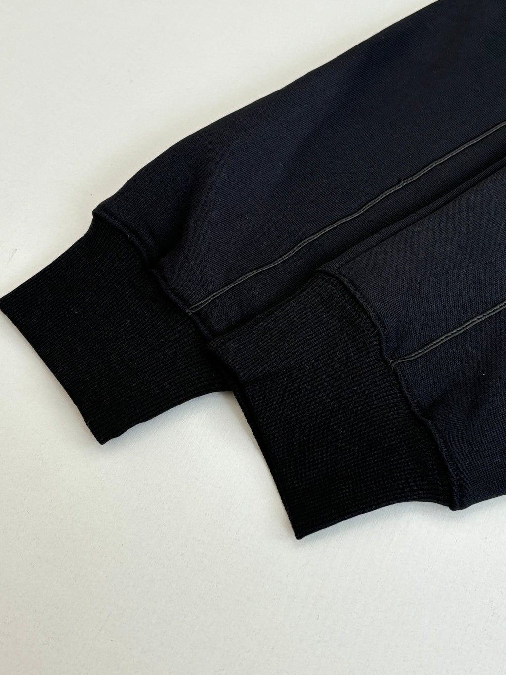 Long-sleeve sweatshirt with ribbed cuff and side seam detail
