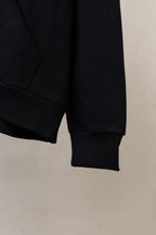 Black sweatshirt with ribbed cuff and side seam