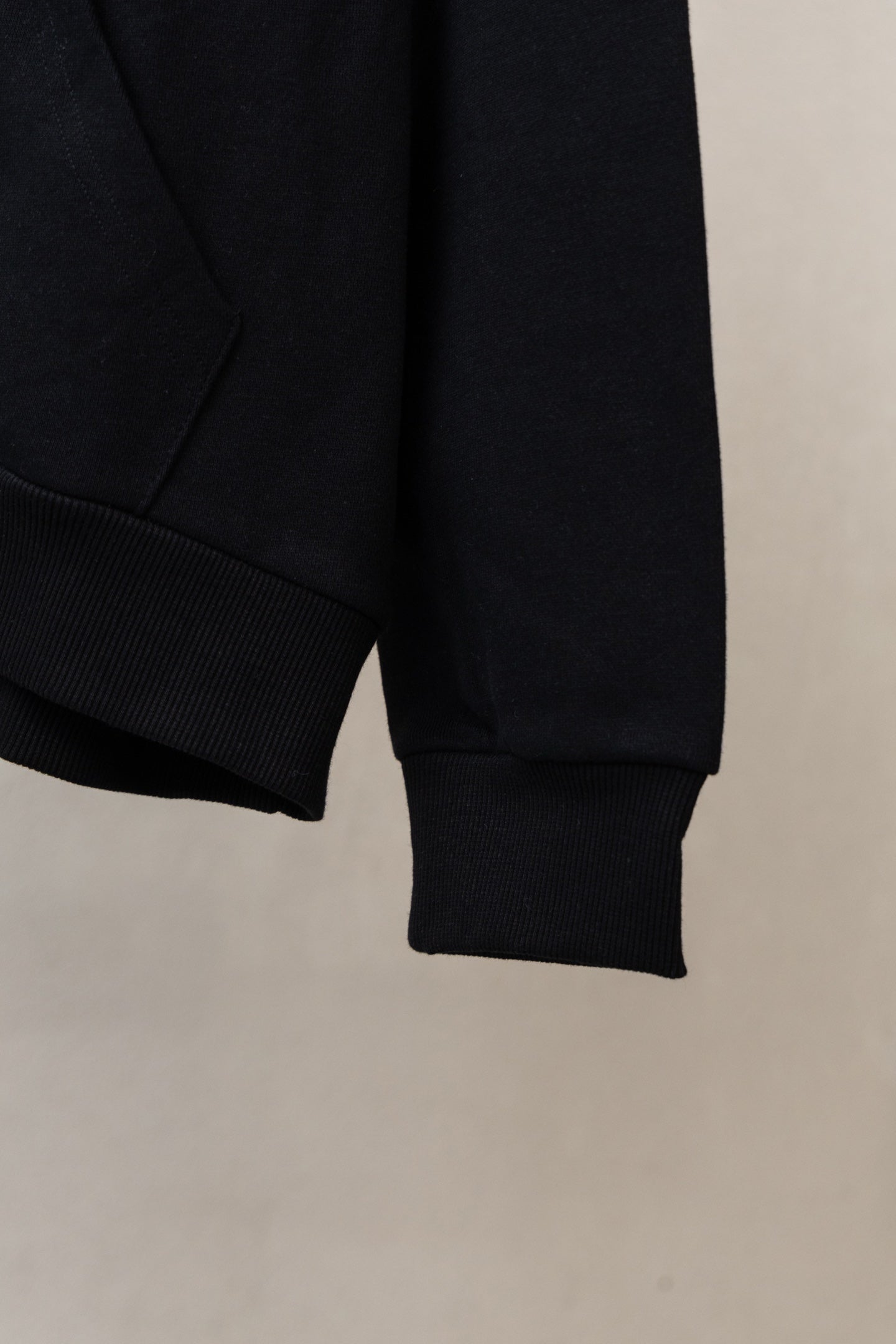 Black sweatshirt with ribbed cuff and side seam