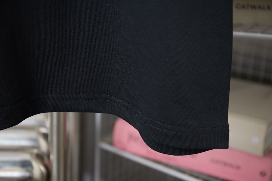 Dark T-shirt hem and sleeve cuff seam