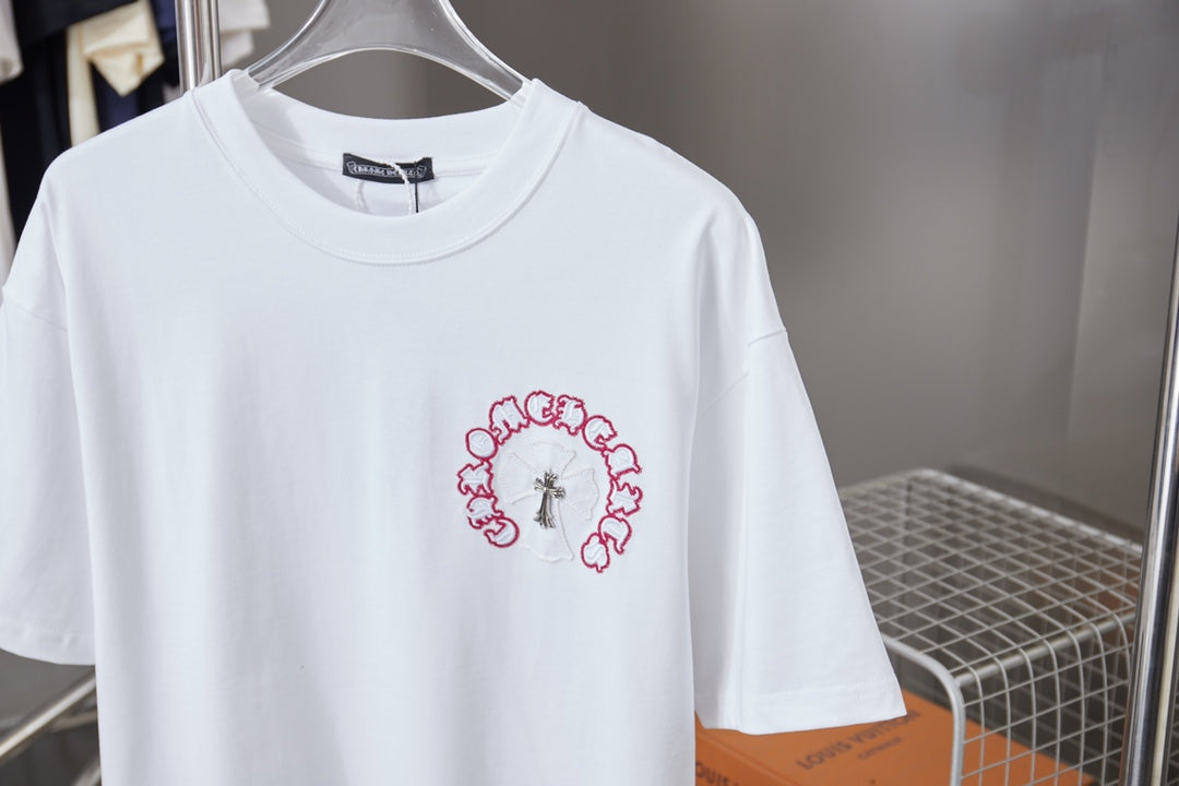 White short-sleeve T-shirt with red ring embroidery and silver cross