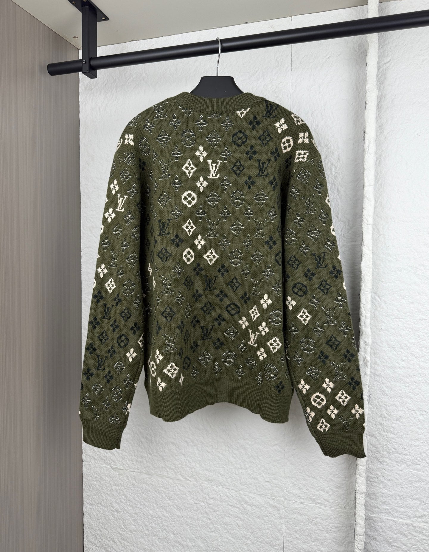 Green knit sweater with monogram pattern, crew neck, long sleeves