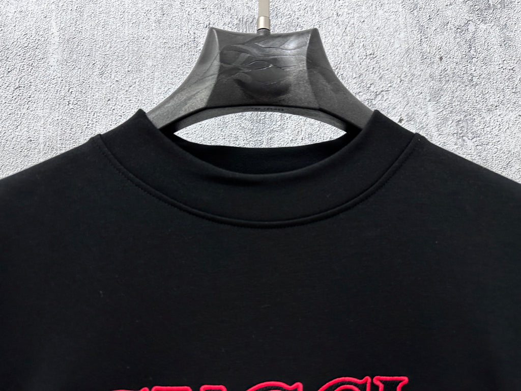 Black crewneck T-shirt with ribbed neckline and collar seam
