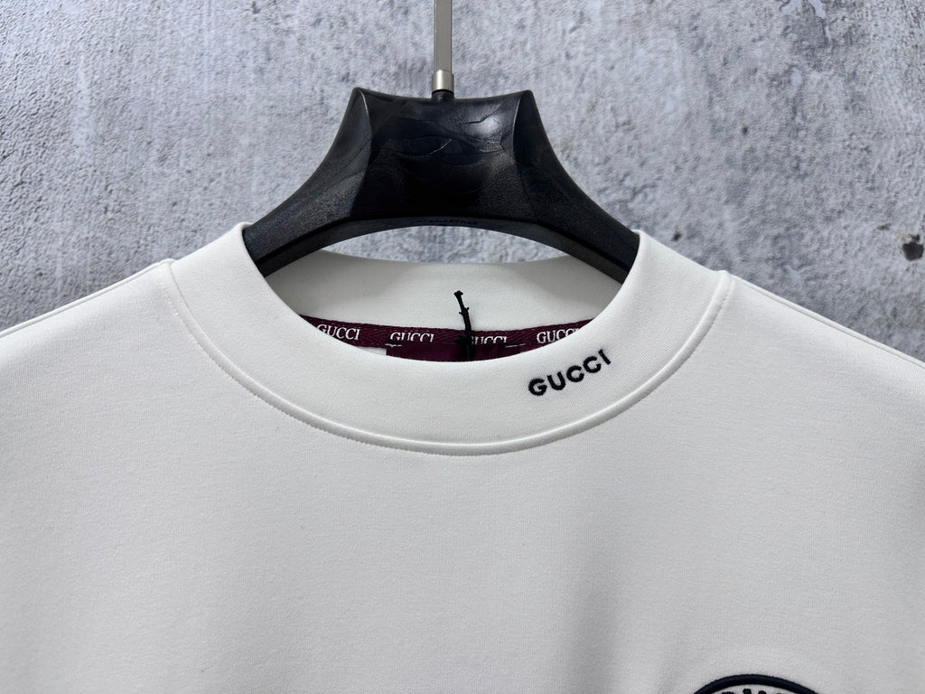 White long-sleeve T-shirt with Gucci logo at crew neck