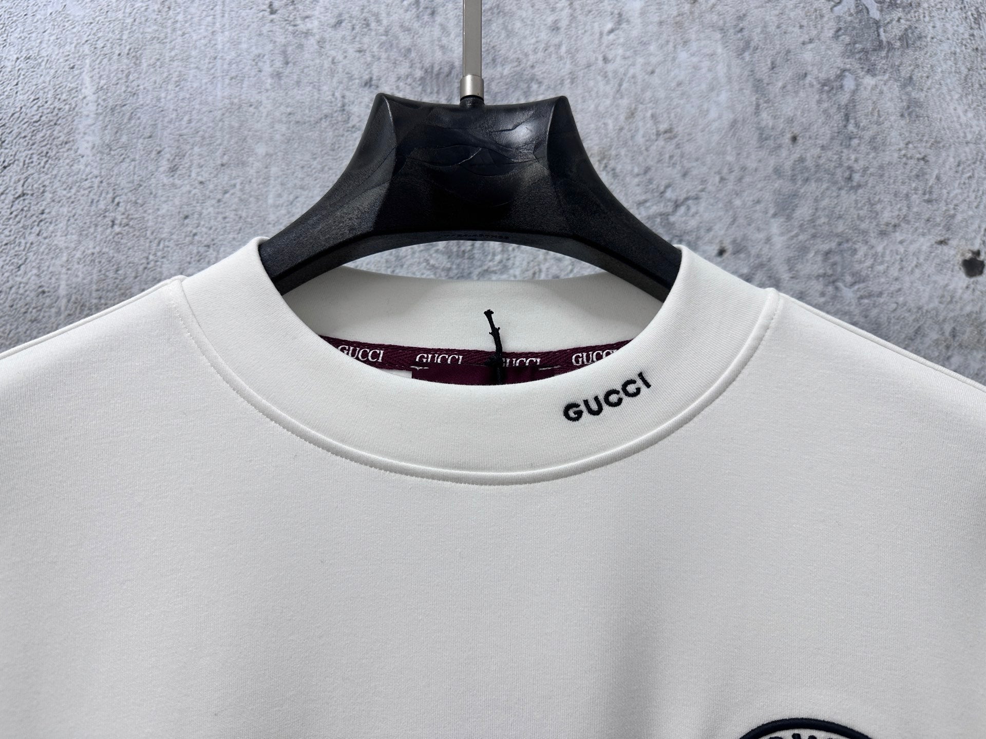 White long-sleeve T-shirt with Gucci logo at crew neck