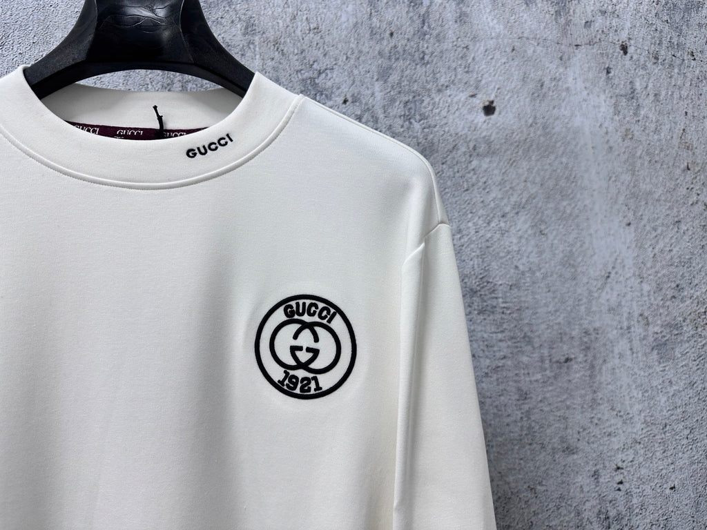 White long-sleeve T-shirt with round Gucci 1921 logo patch