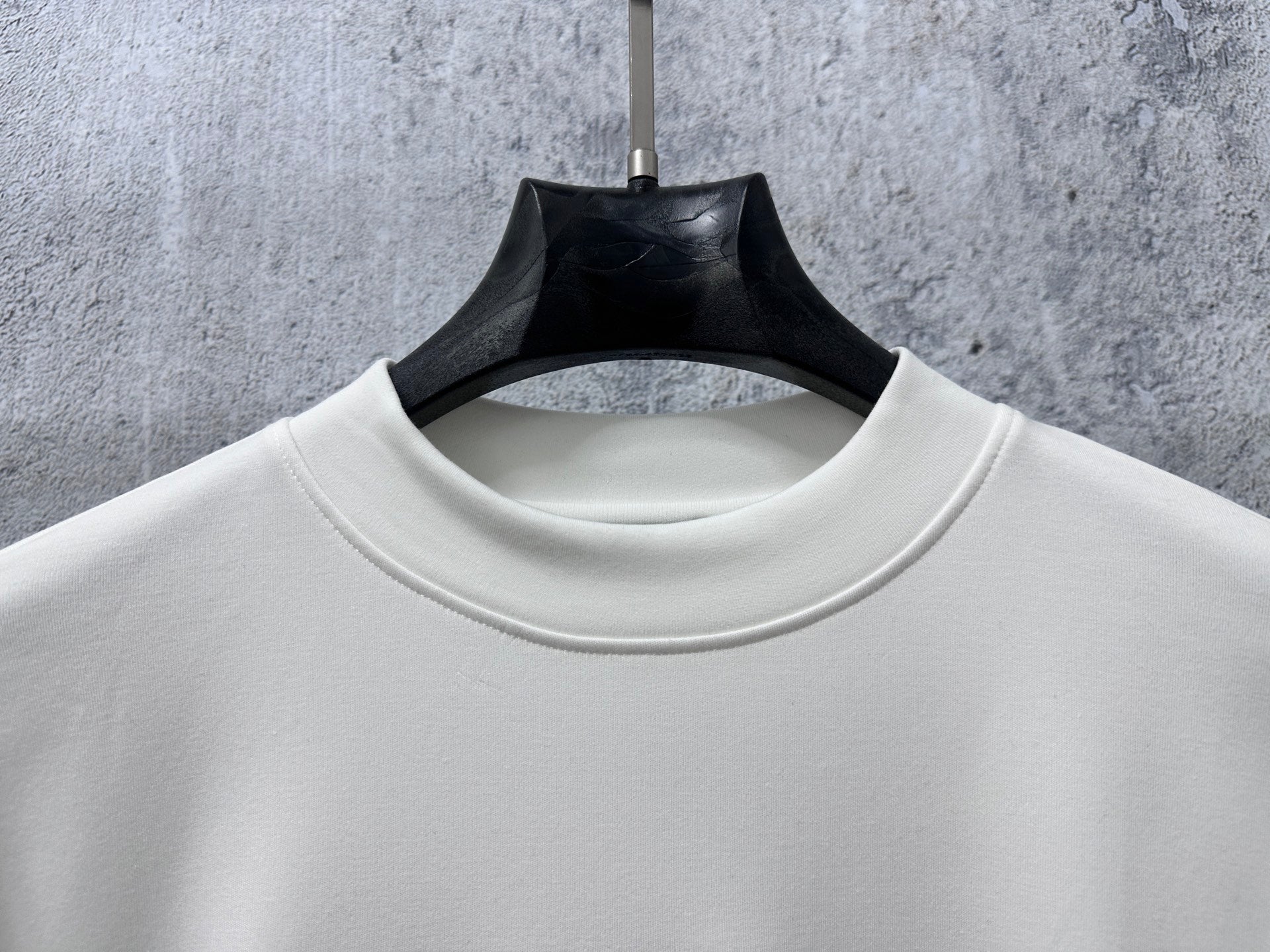 White long-sleeve sweatshirt with ribbed crew neck
