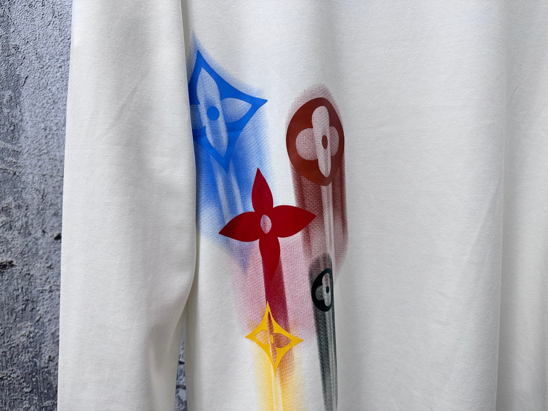White long-sleeve sweatshirt with multicolor abstract charm graphic detail